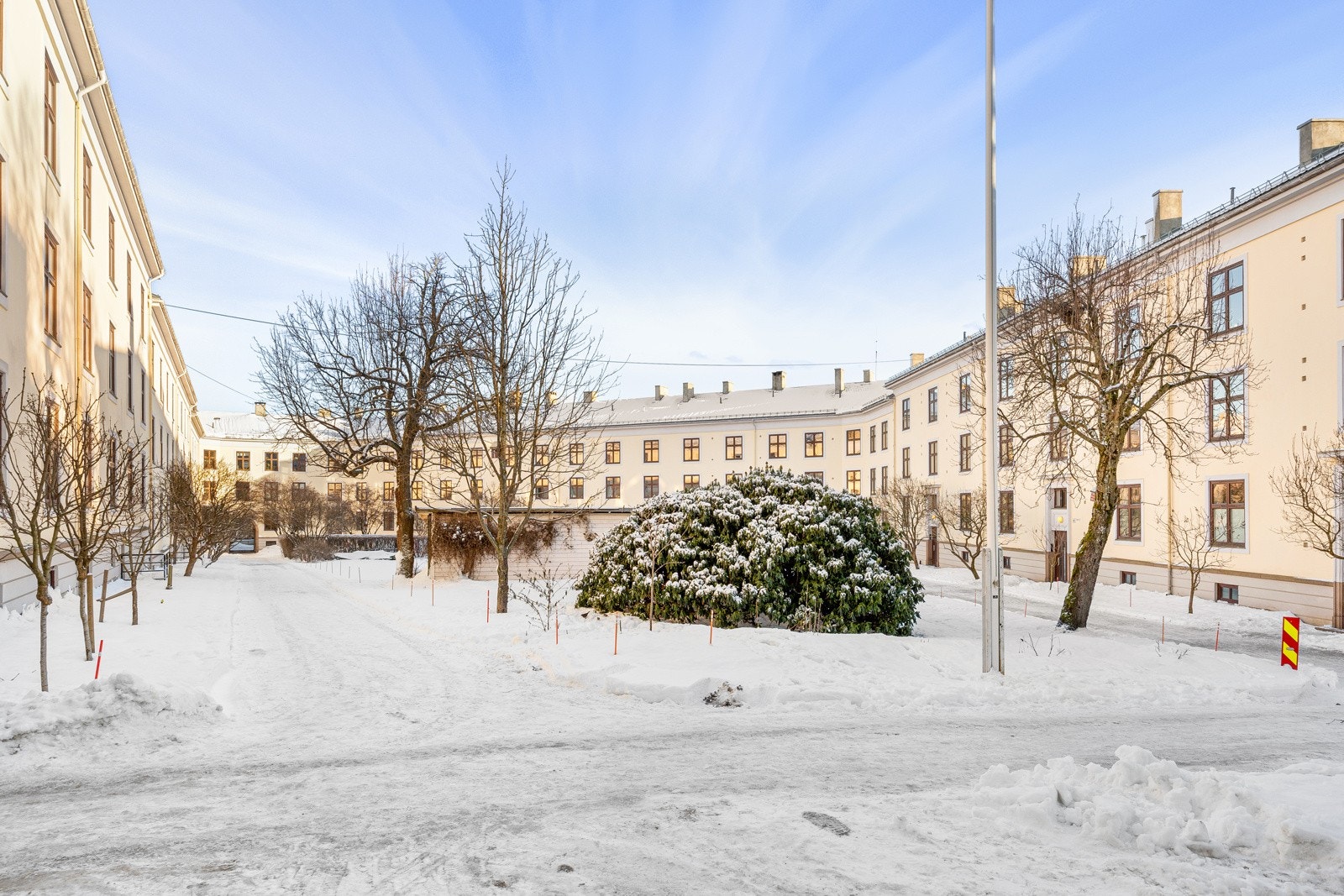 Bygget omkranses av grøntarealer og ligger på et høydedrag som gir skjerming fra trafikkstøy. Galleribilde