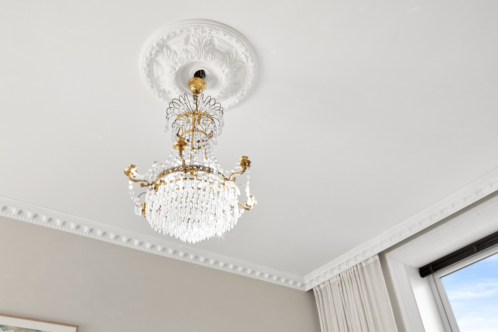 Takrosett og stukkatur gir stuen ekstra eleganse. Det er også lignende himling på begge soverom. Galleribilde