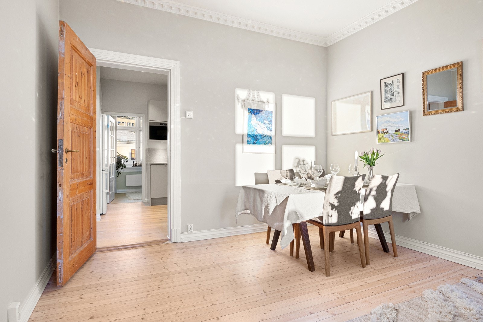 Leiligheten er malt i lyse, lette farger og har hhv. enstavs parkett av nyere dato og slipte tregulv. Galleribilde