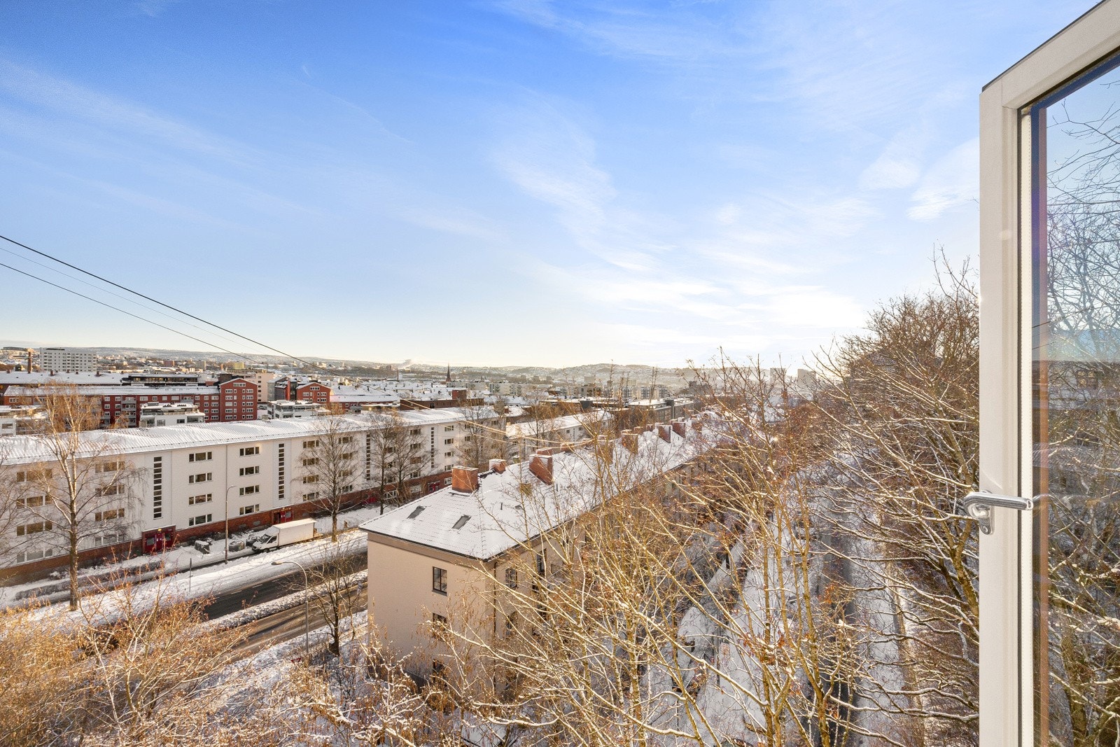 Utsikten strekker seg vidt over nærområdet og videre til byen. Galleribilde