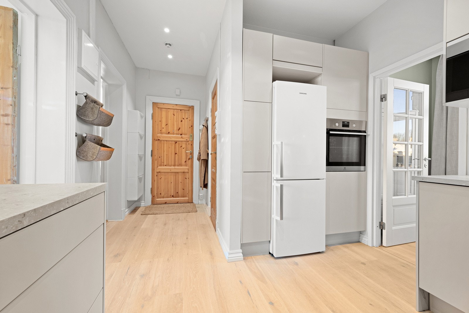 Entreen og kjøkkenet har downlights i listefri himling og enstavs parkettgulv av nyere dato. Galleribilde