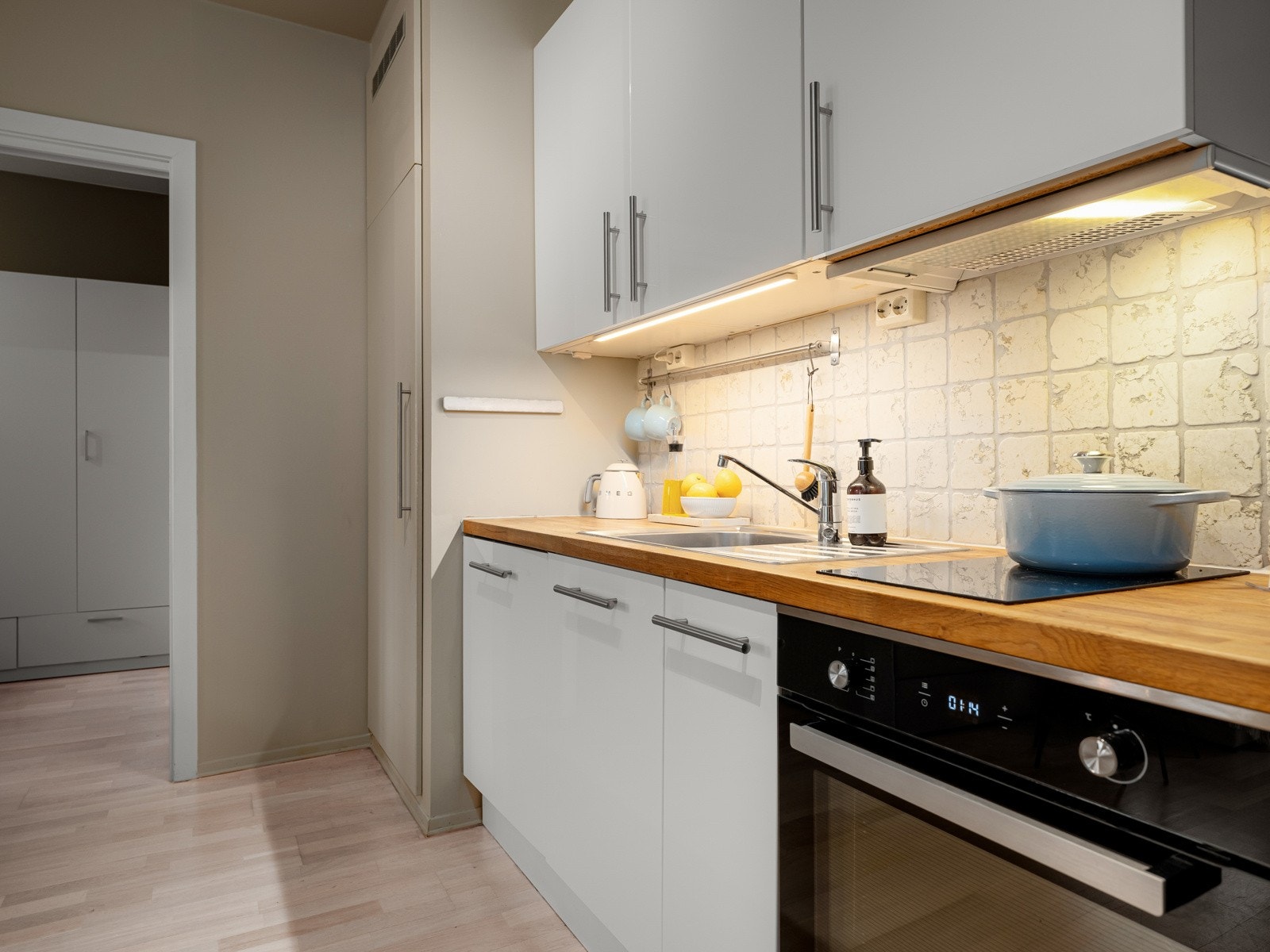 Det ble installert integrert oppvaskmaskin på kjøkken i 2021. Arbeidet ble utført av sertifisert rørleggerfirma. Galleribilde