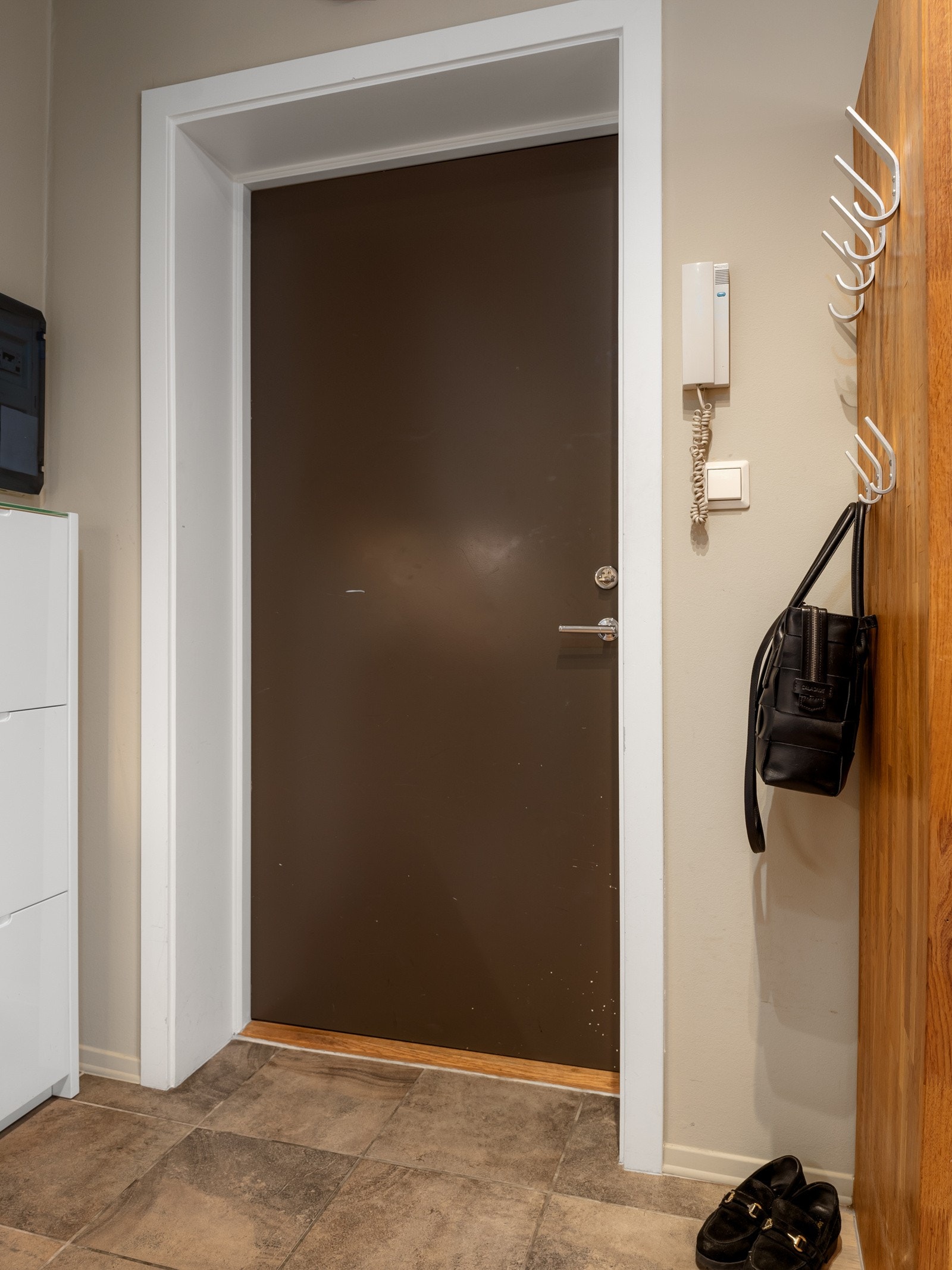 Når du kommer inn i boligen er det første du møter en trivelig entré, med plass til kommode/skohylle og knagger. Galleribilde