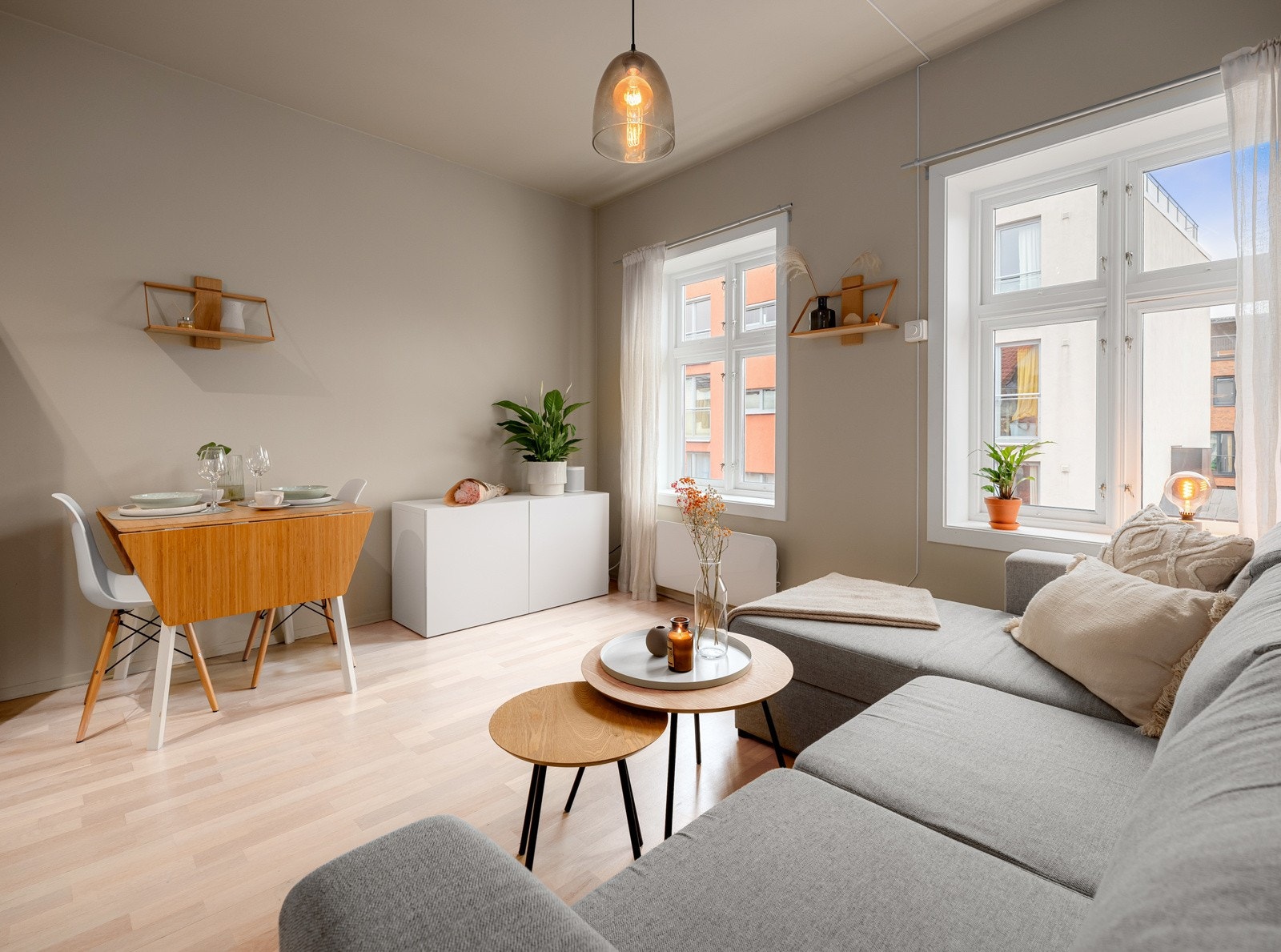 Velkommen til en arealeffektiv og pen 2-roms som ligger i byggets 4. etasje. Galleribilde