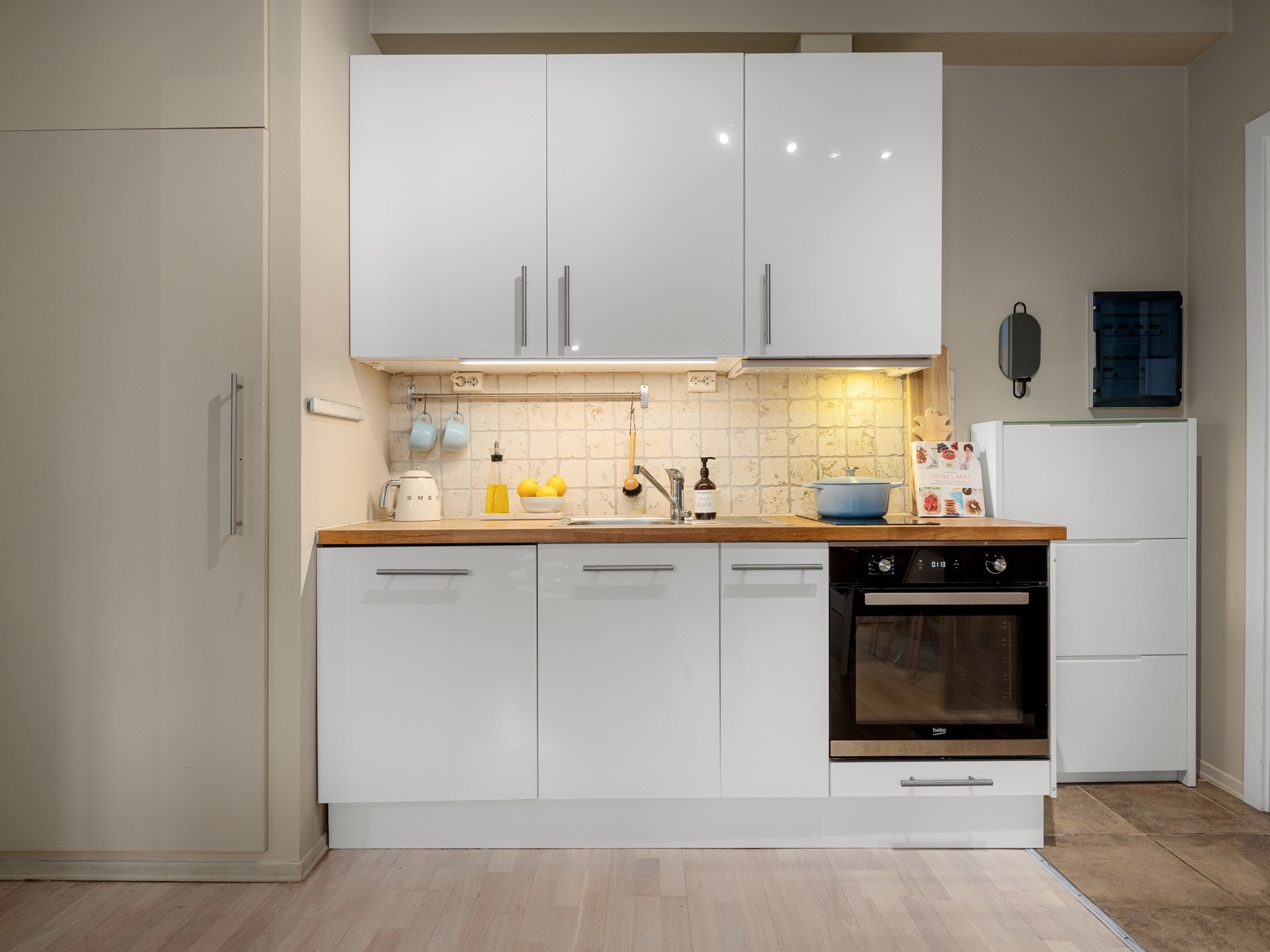 Kjøkkenet har en åpen løsning mot stuen som er perfekt for sosiale sammenkomster. Galleribilde