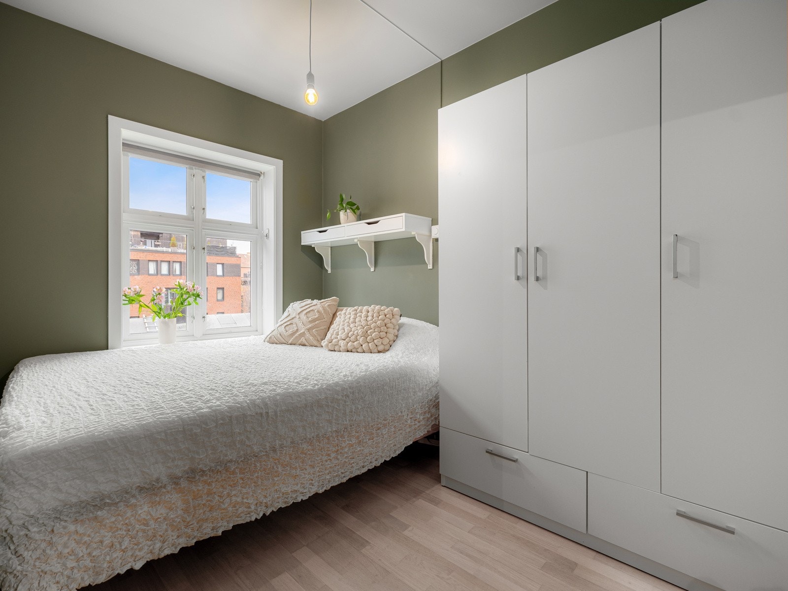 Soverommet er av god størrelse og har malte flater i smakfulle farger. Gulvet er belagt med parkett som ble slipt i 2020. Galleribilde