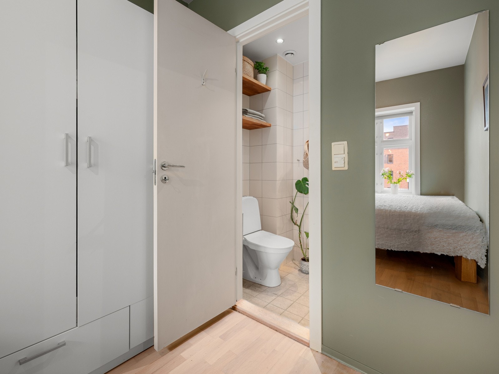 Fra soverommet er det videre adgang til et herlig baderom. Galleribilde