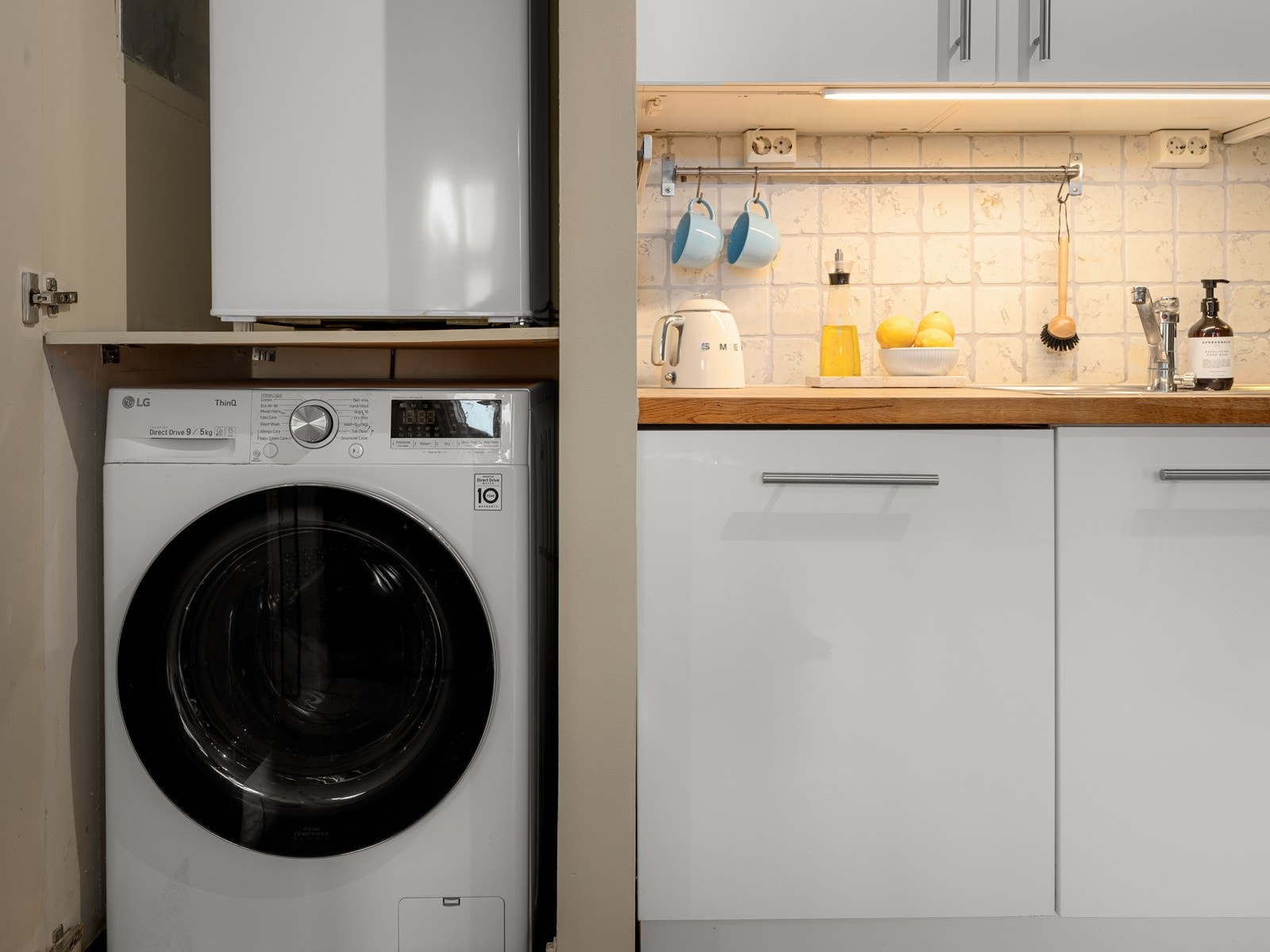 I høyskapet på kjøkkenet er det etablert plass og opplegg for vaskemaskin. Galleribilde