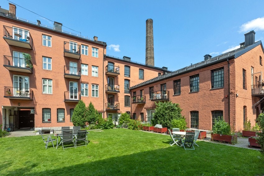 Pent opparbeidet tomt som består av gressplen, prydbusker og diverse beplantning. Galleribilde