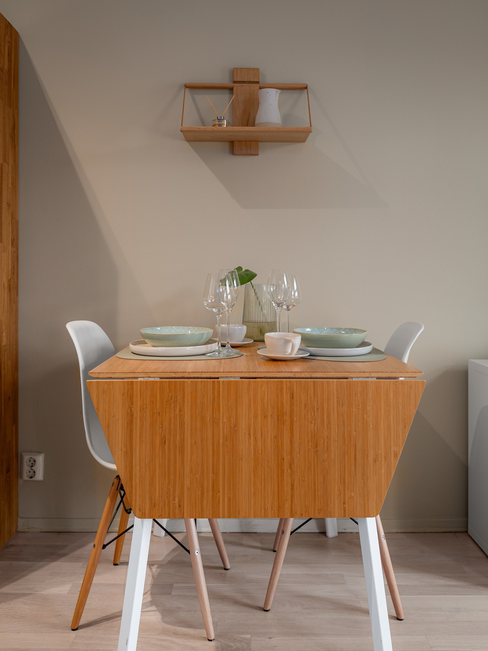 Det er plass til spisebord i oppholdsrom. Galleribilde