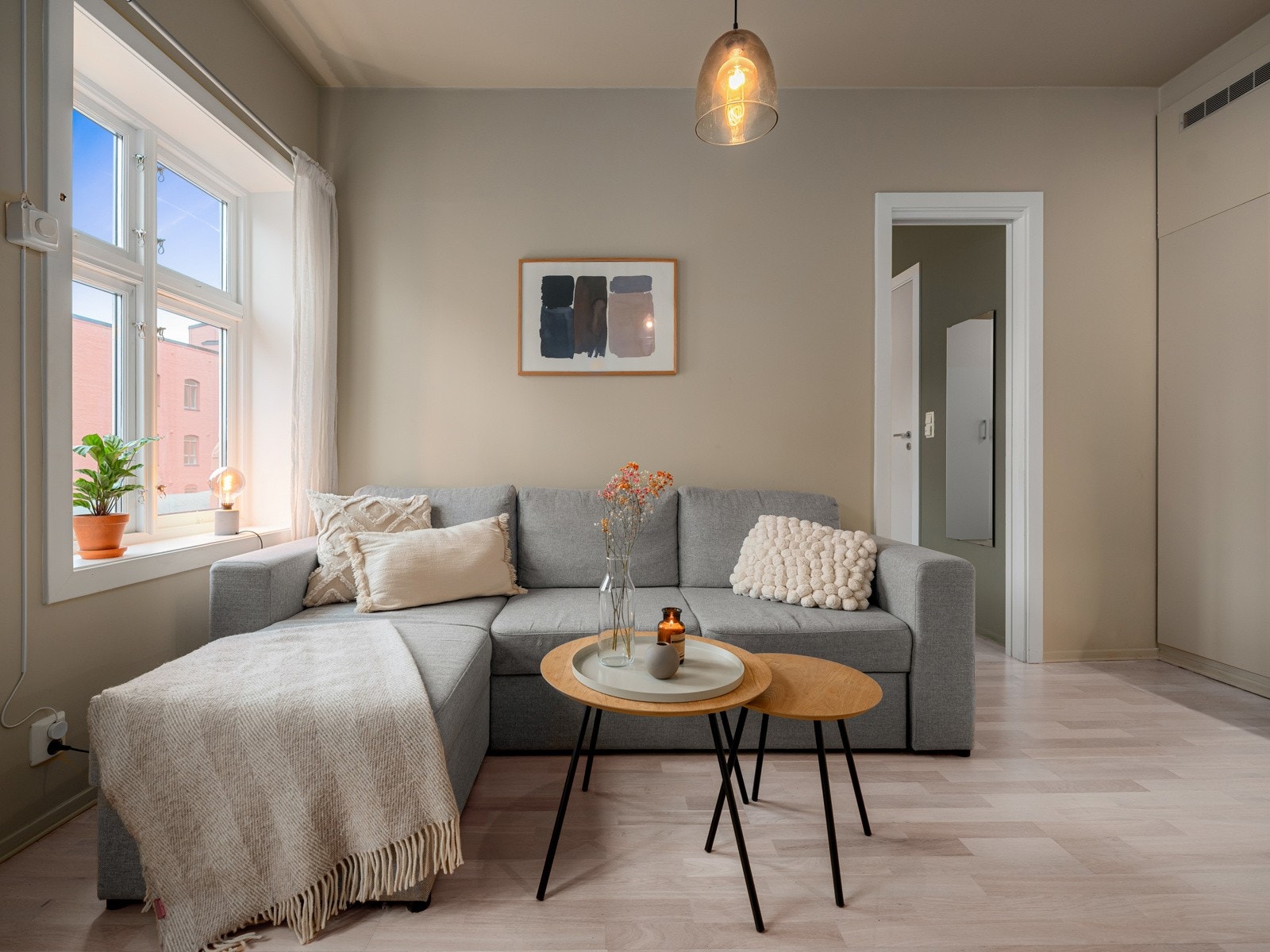 Stuen er malt i et pent og tidløst fargevalg. Galleribilde