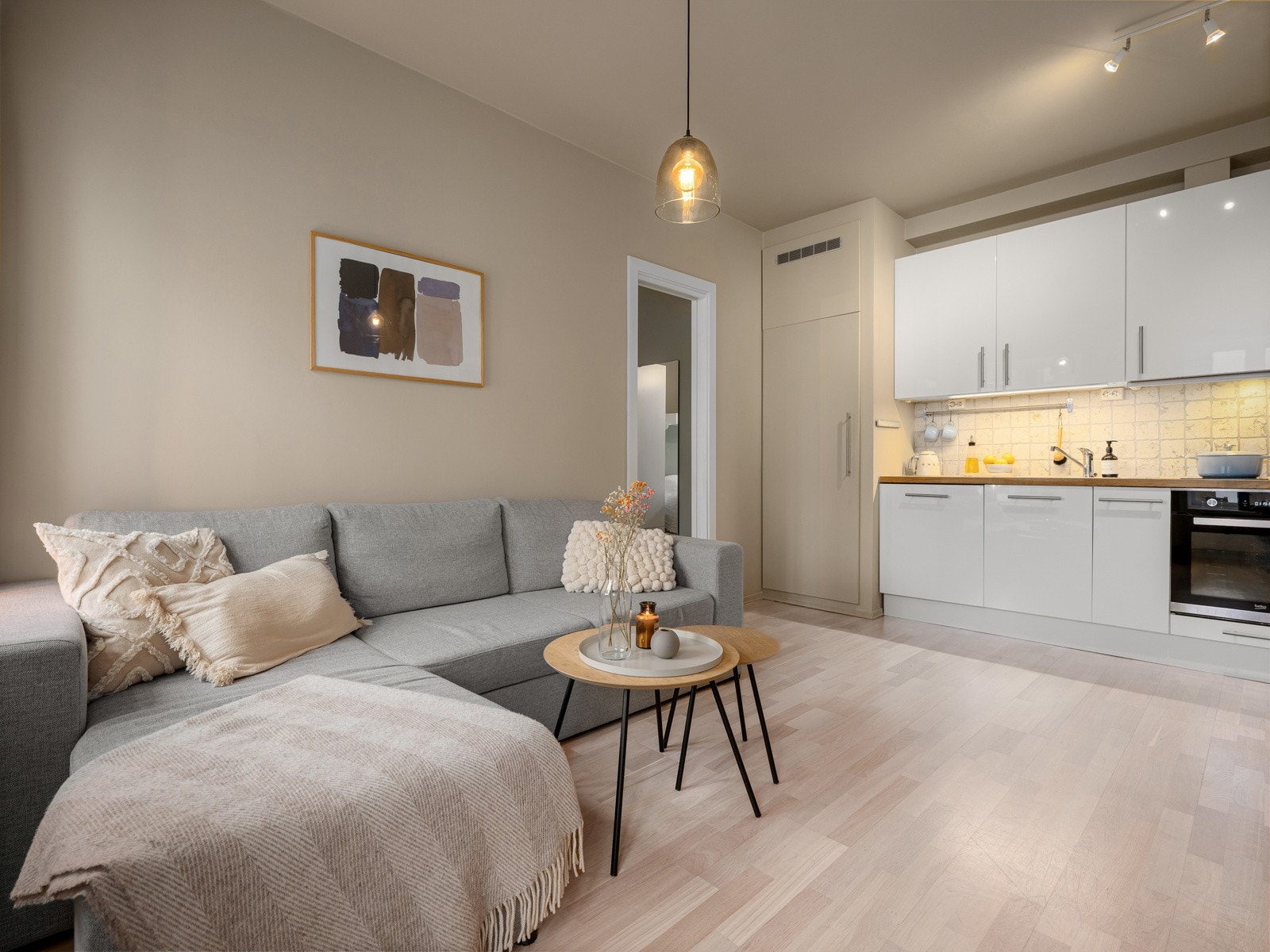 Dette sammen med den svært praktiske løsningen og gode takhøyden på 2,63 meter, sørger for en luftig atmosfære. Galleribilde