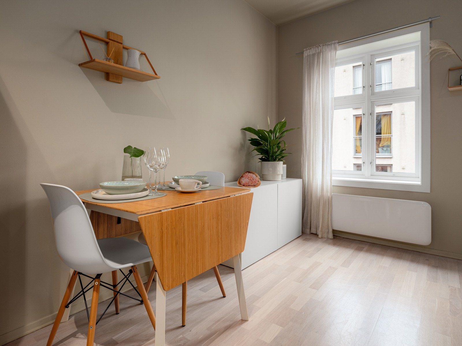 Du har plass til både sofagruppe, spisebord og TV med tilhørende møblement. Galleribilde