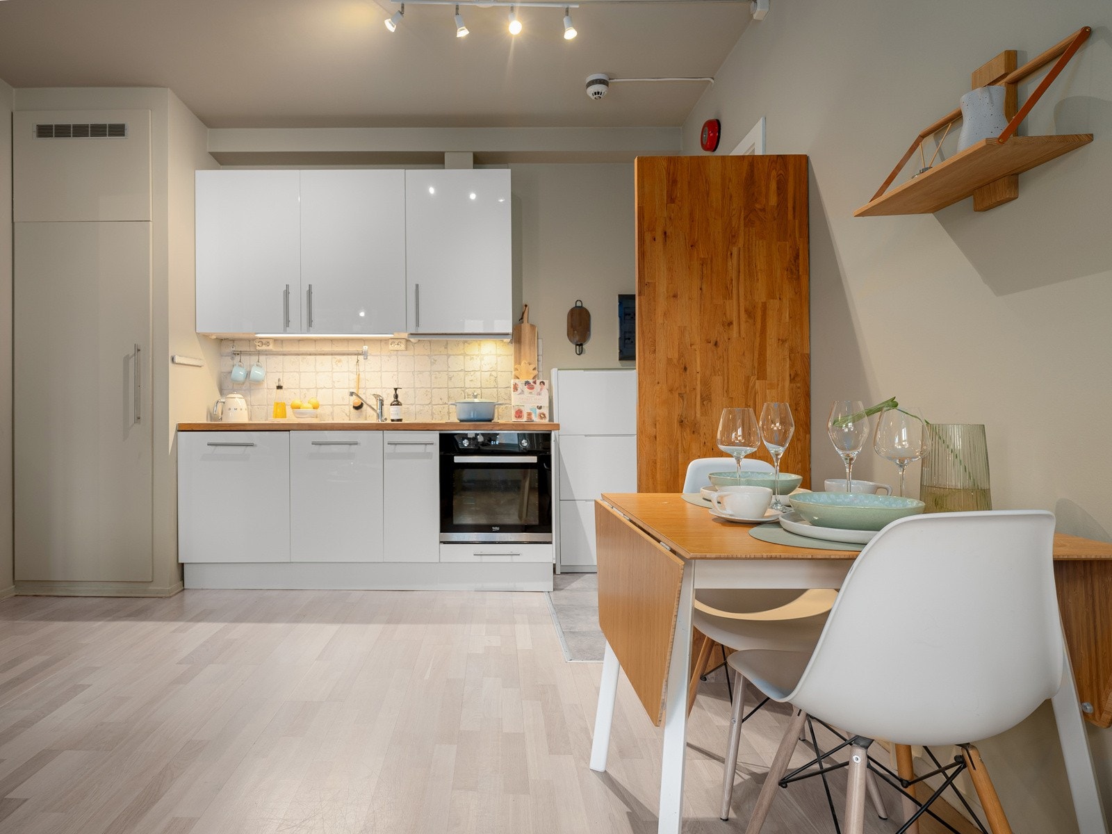 Stilrent kjøkken som har innredning med lyse og glatte fronter, samt benkeplate i heltre. Galleribilde