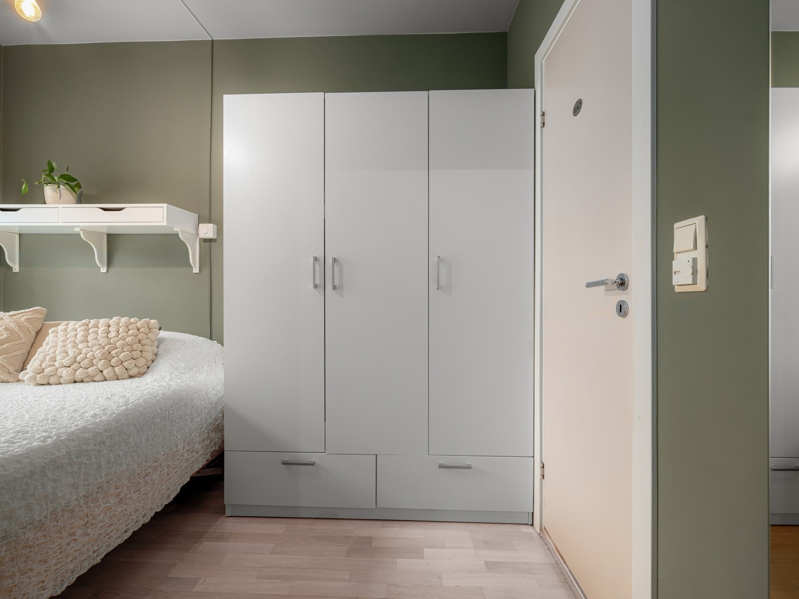 Rommet vender mot en rolig enveiskjørt gate så her er det stille og fredelig. Romslig garderobeskap på soverom medfølger. Galleribilde