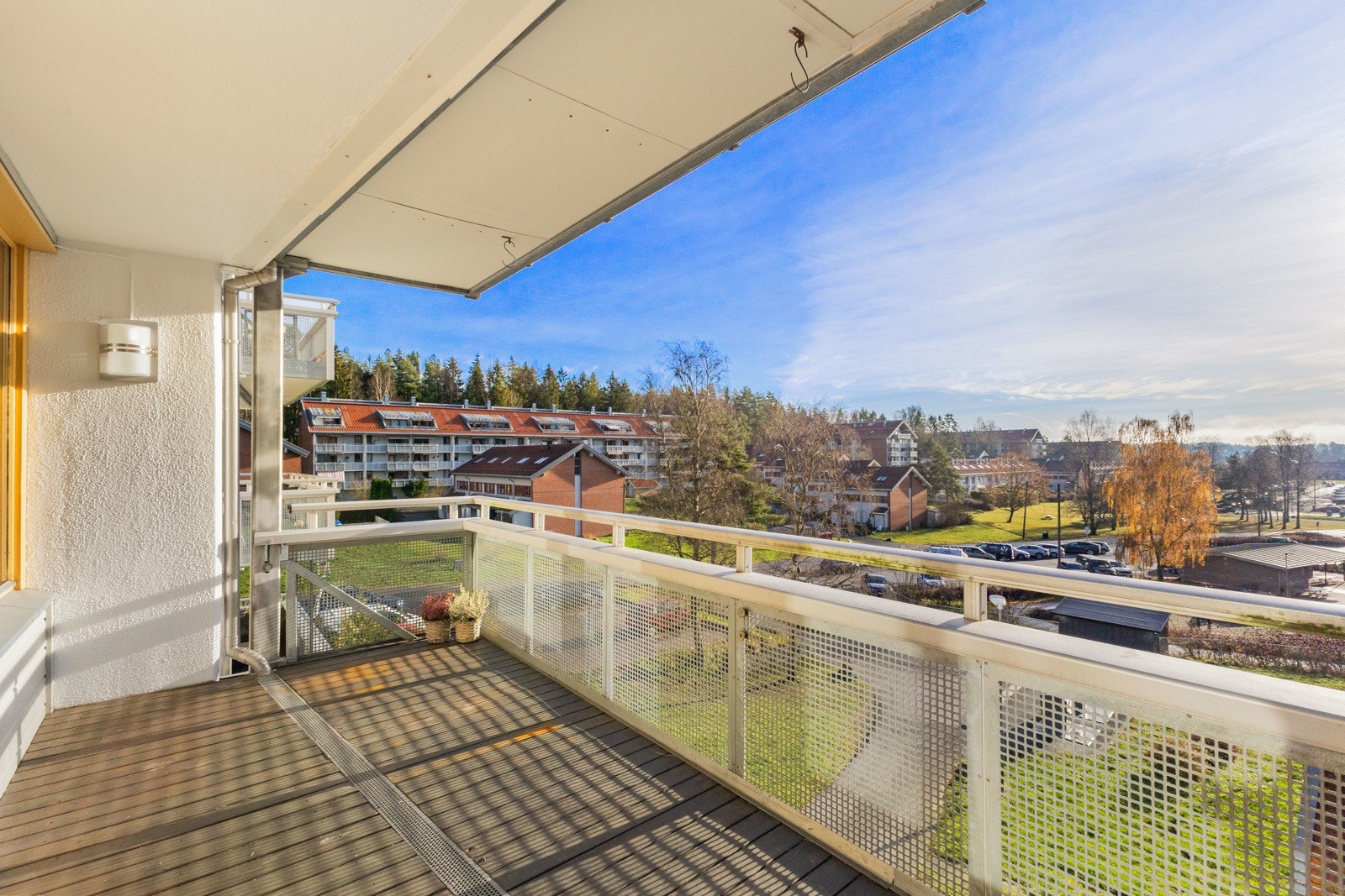 Stor balkong med utsikt over nærområdet. Solrikt og åpent område med god avstand til nabobygg. Galleribilde