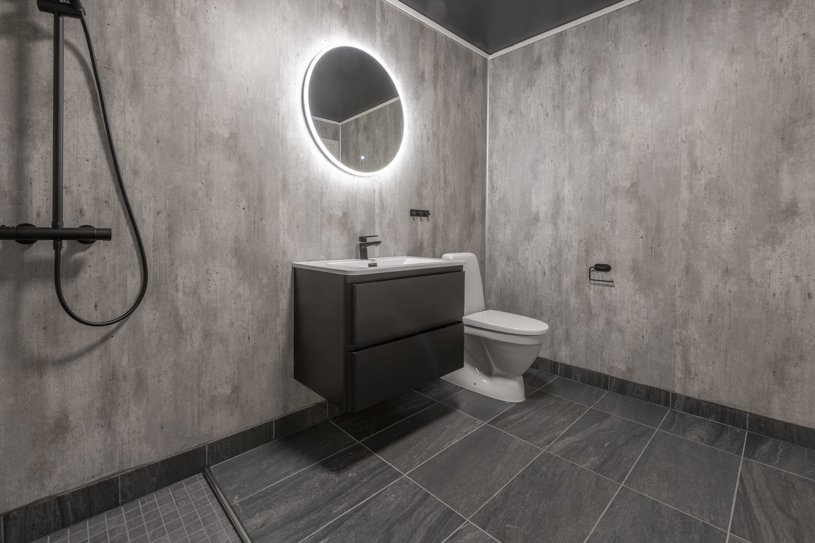 Oppgradert bad i nr.9 med nyere baderomsplater, baderomsmøbler og gulvbelegg. Galleribilde