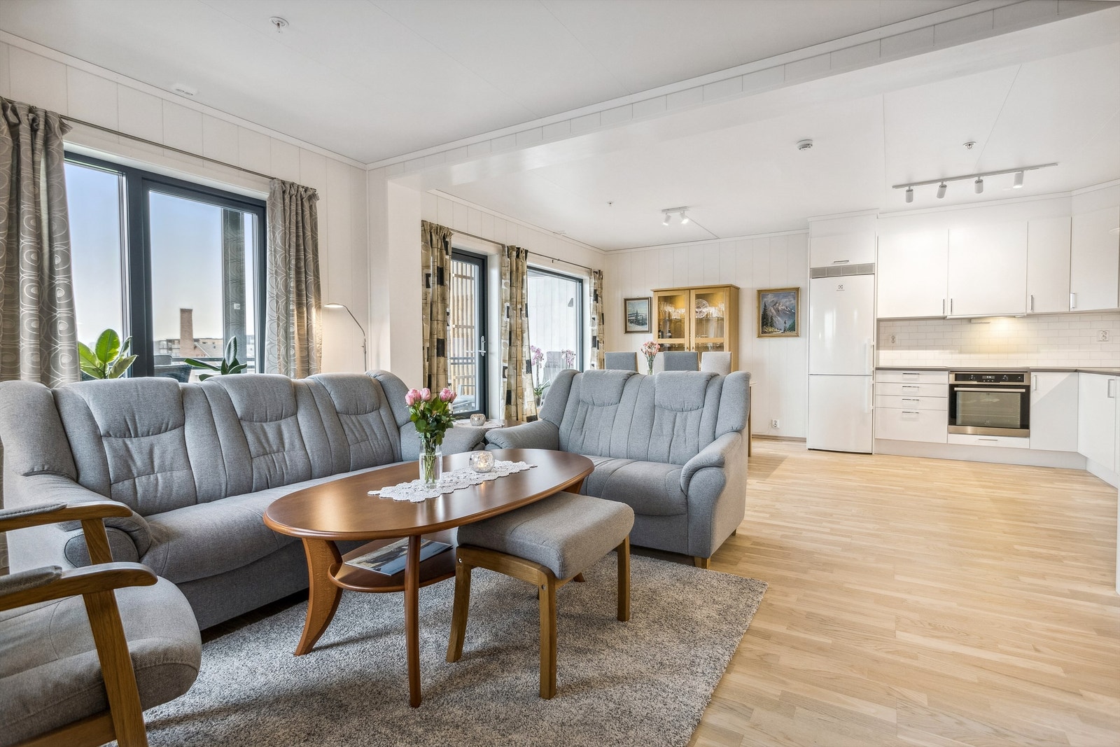 Velkommen til Kildevegen 16, på attraktive Kildetunet, sentralt i Løten! Stuen og kjøkken i åpen løsning. Rommet har hvitmalte plater på veggene og parkett på gulvet. Galleribilde