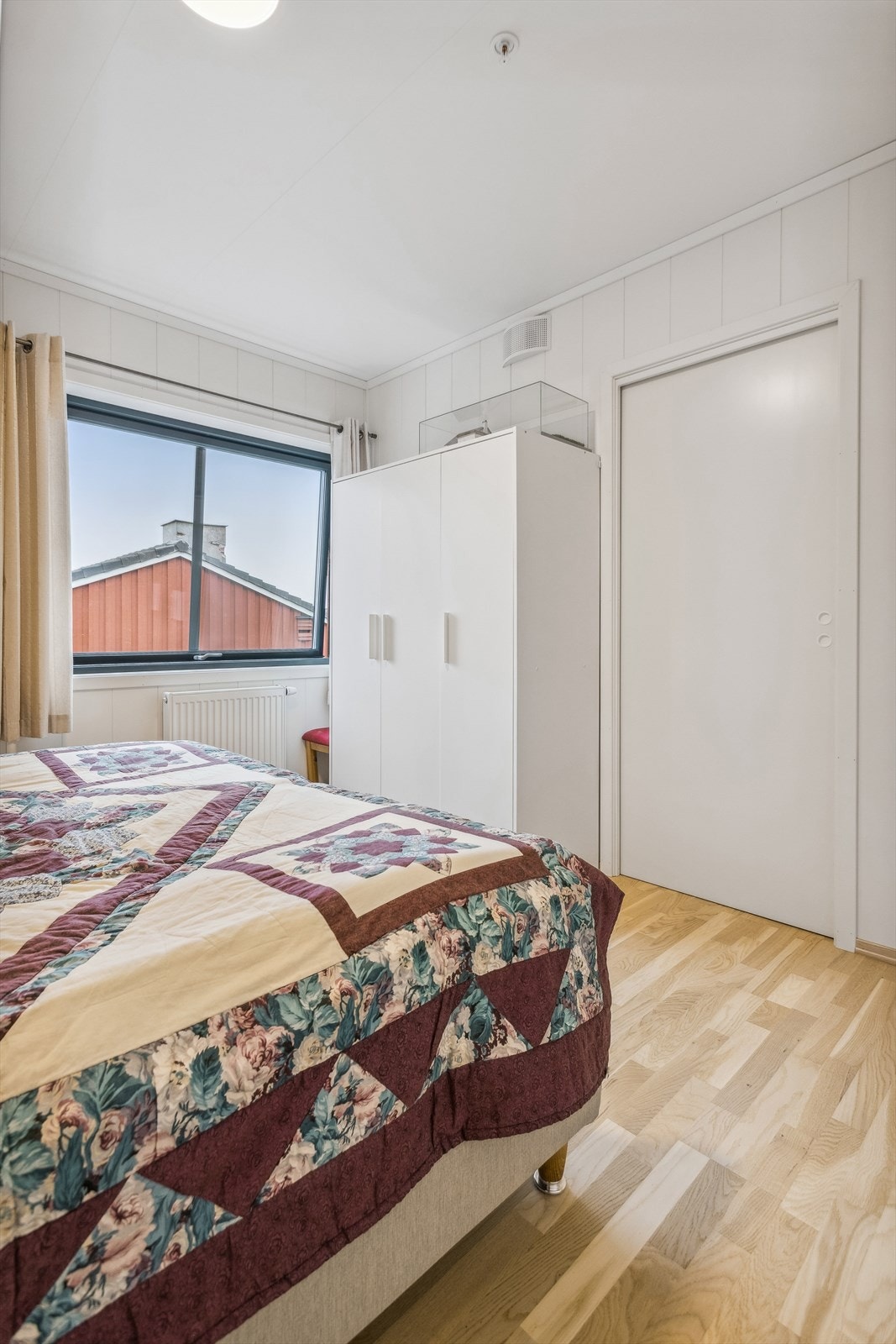 Rommet er romslig med god plass til dobbeltseng, garderobeskap, kommode og det man trenger av soveromsmøblement. Galleribilde