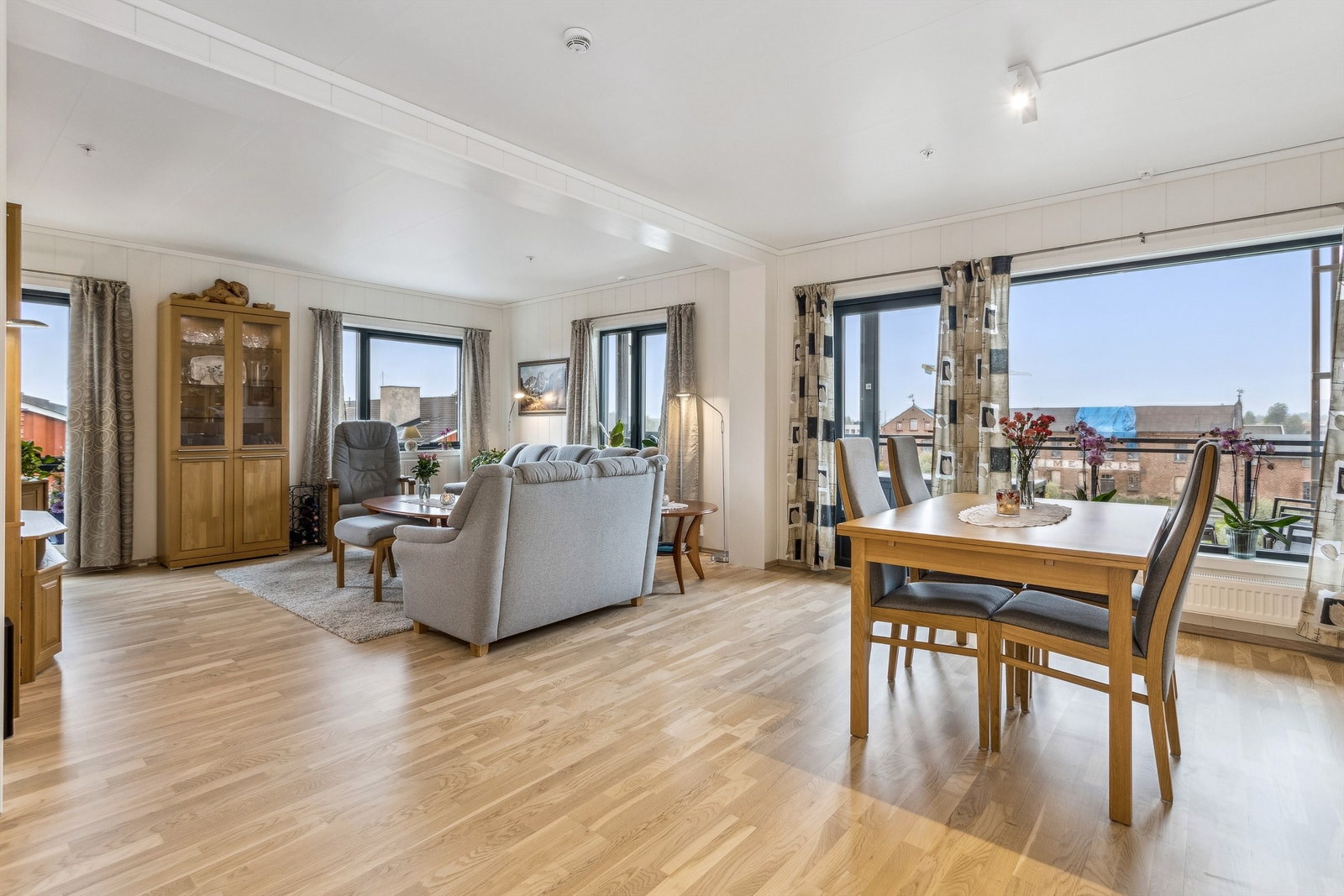 Det er også god plass til å etablere en spisestue mellom stuen og kjøkkenet. Fra spisestuedelen er det terrassedør som gir deg adkomst ut til den store, overbyggede balkongen! Galleribilde