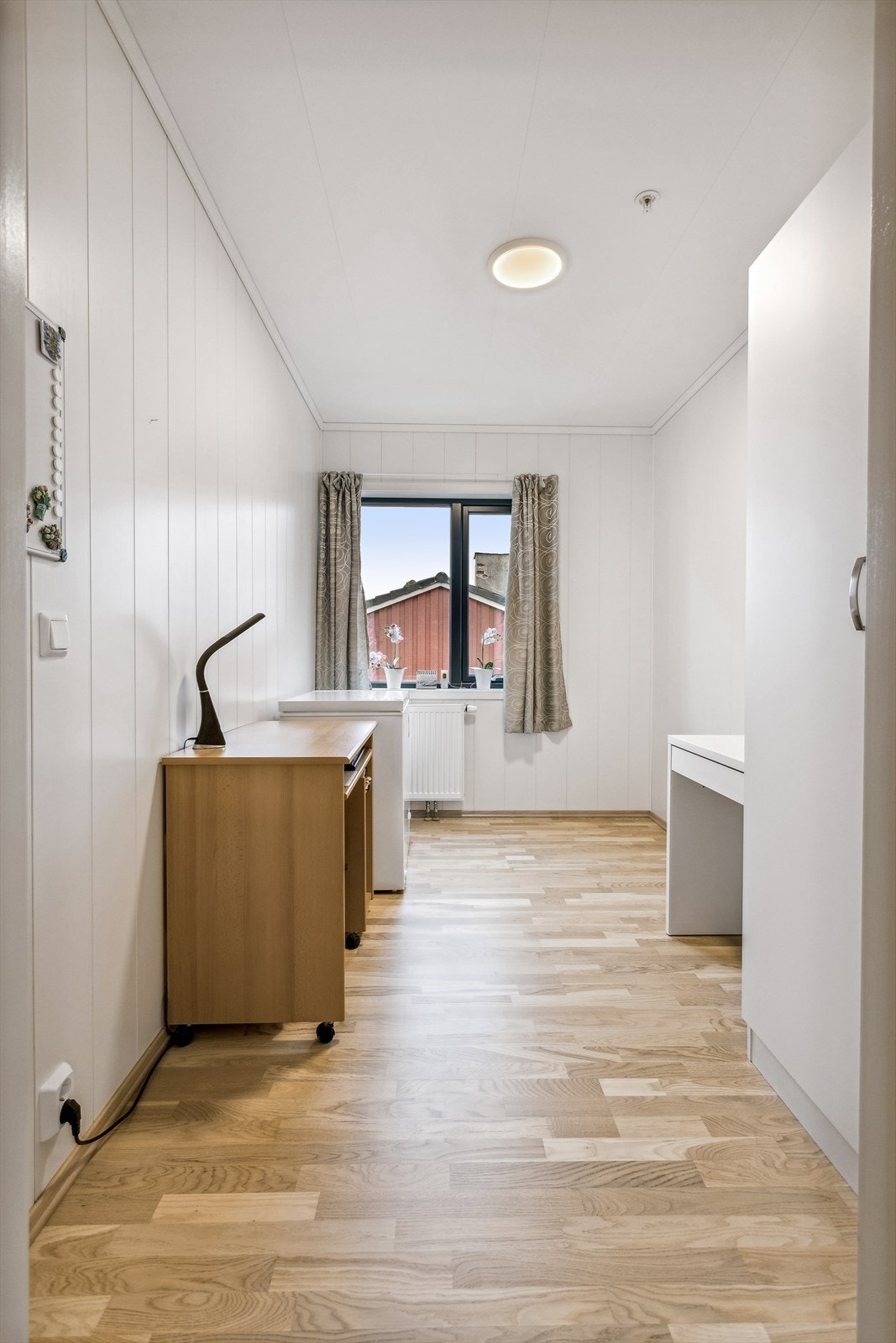 Det andre soverommet er noe mindre, men fortsatt romslig. Her er det etablert garderobeskap, og god plass til seng, skrivepult eller annet møblement. Galleribilde