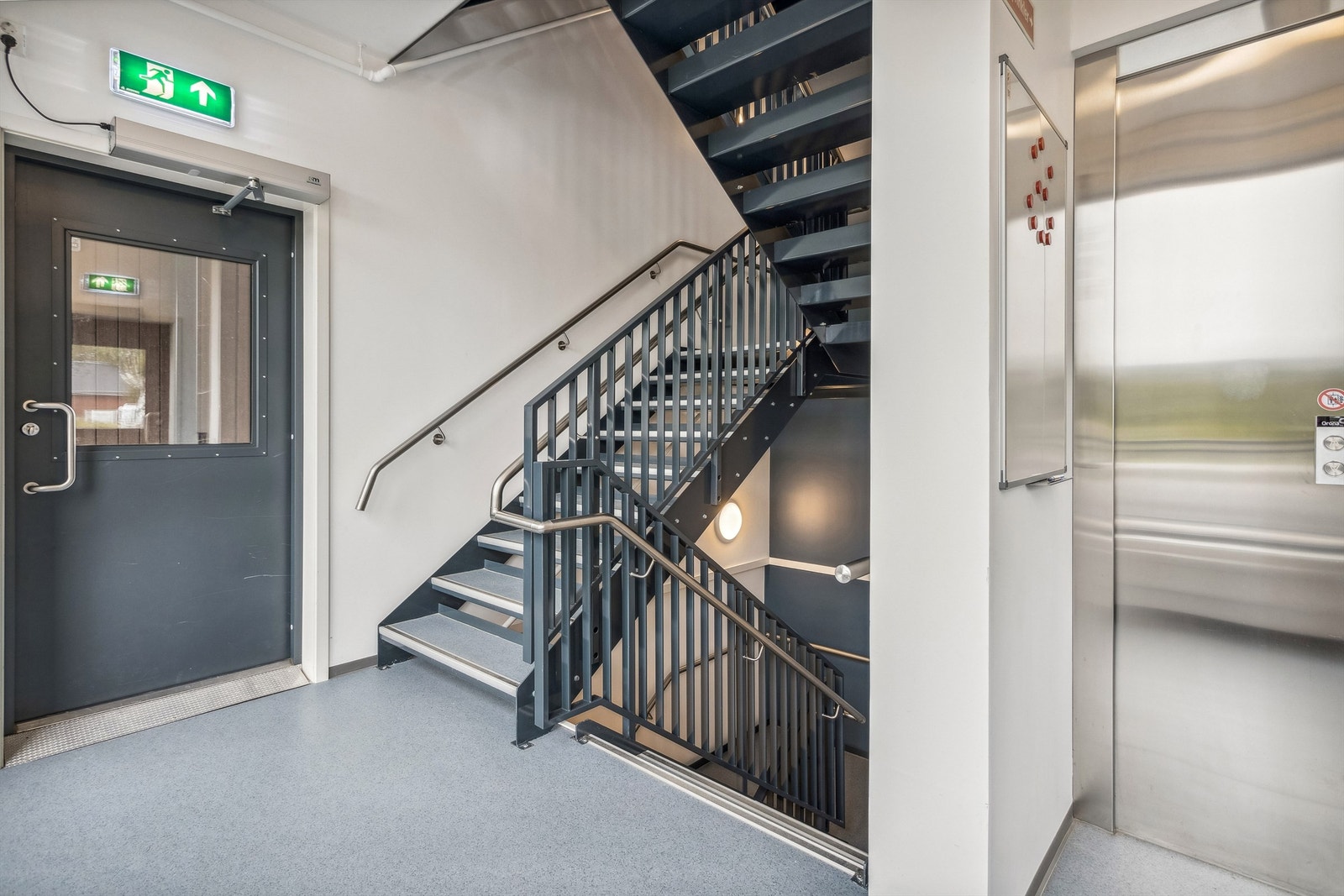 Trappeoppgang og heis! Galleribilde