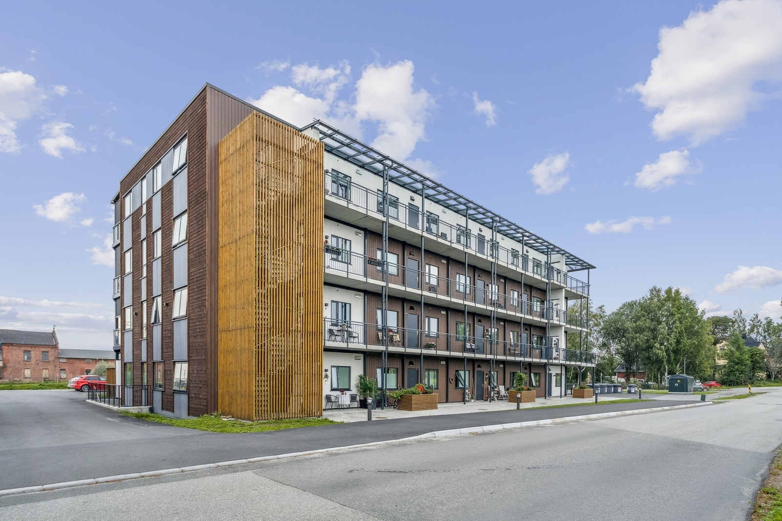 Fasade og inngangsparti sett fra Kildevegen. Meget pent opparbeidet! Galleribilde