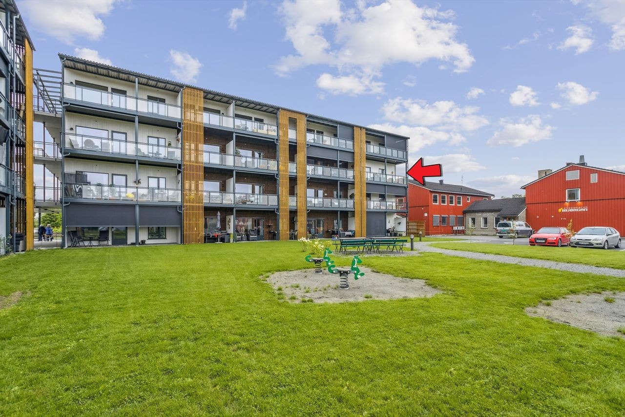 Pent opparbeidede fellesarealer, og Kilde Gjestgiveri som nærmeste nabo! Leiligheten ligger på enden, i 3.etasje, markert med rød pil. Galleribilde