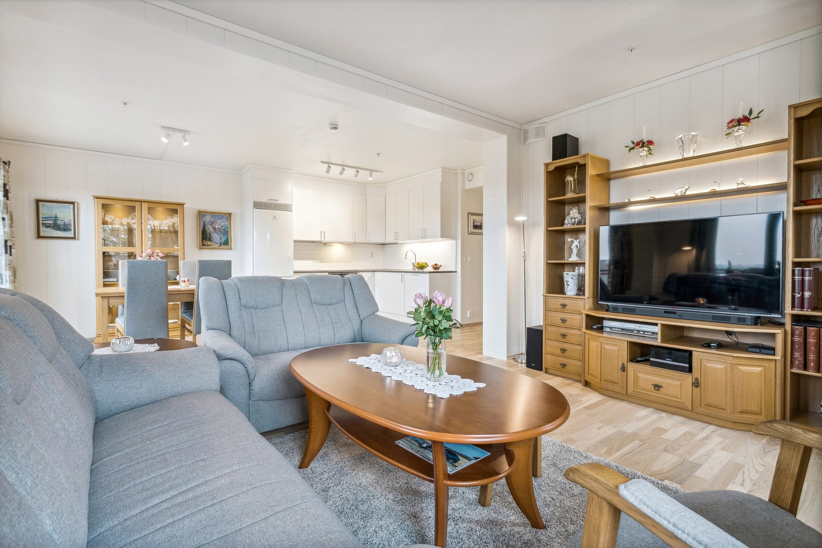 Rommet er romslig og vinduene slipper dagslyset flott inn. På stuedelen er det god plass til å etablere sofagruppe, tv-benk, skap, og det man måtte ønske. Galleribilde