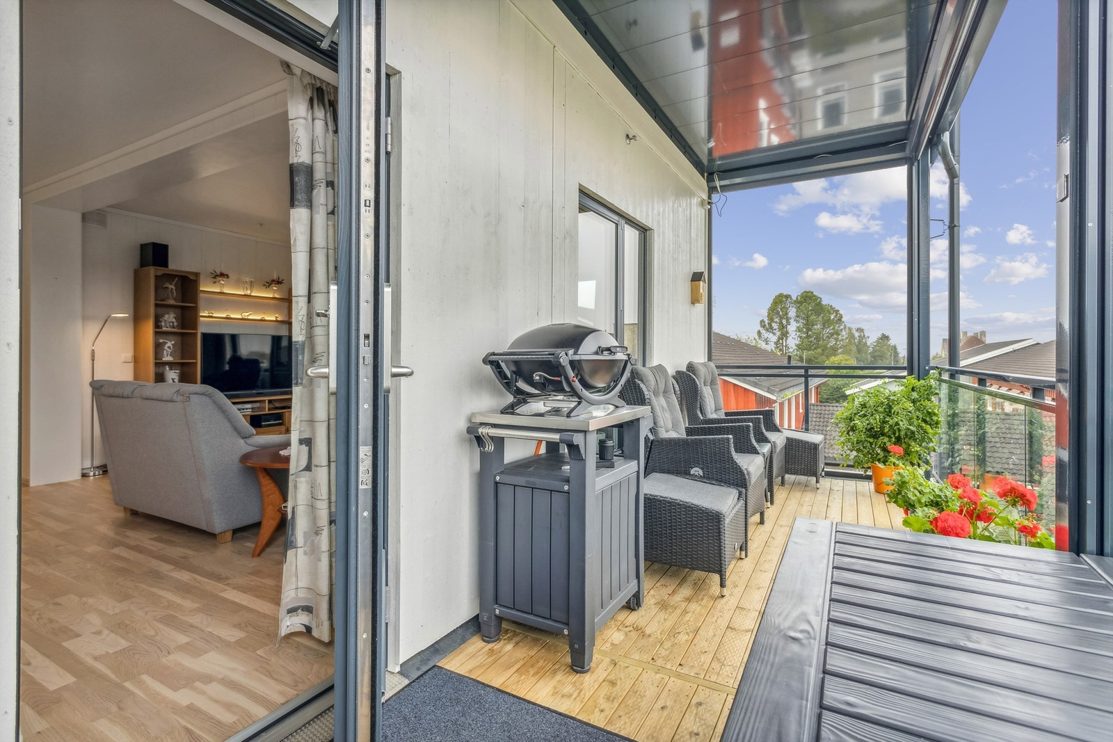 På balkongen kan man nyte sensommerdagene selv om regnet faller ned, og glassrekkverket gir deg god utsikt mot fellesområdet, Løten sentrum og Budorfjellet! Galleribilde