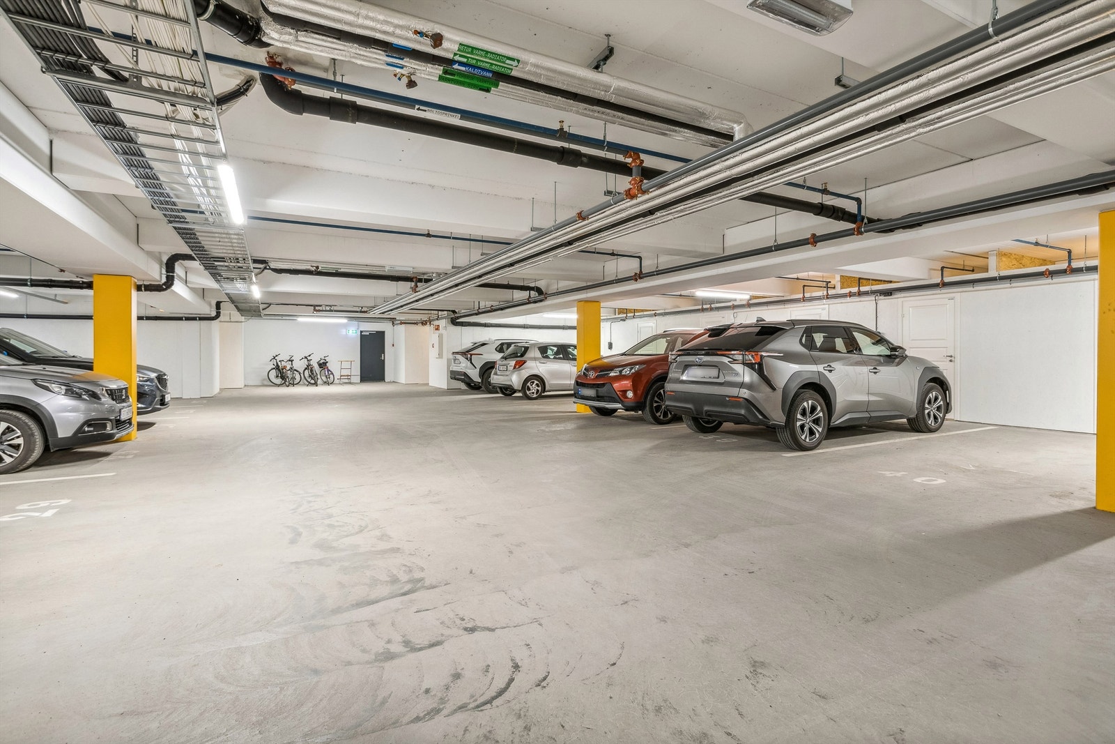 Garasjeplass i parkeringskjelleren. Galleribilde