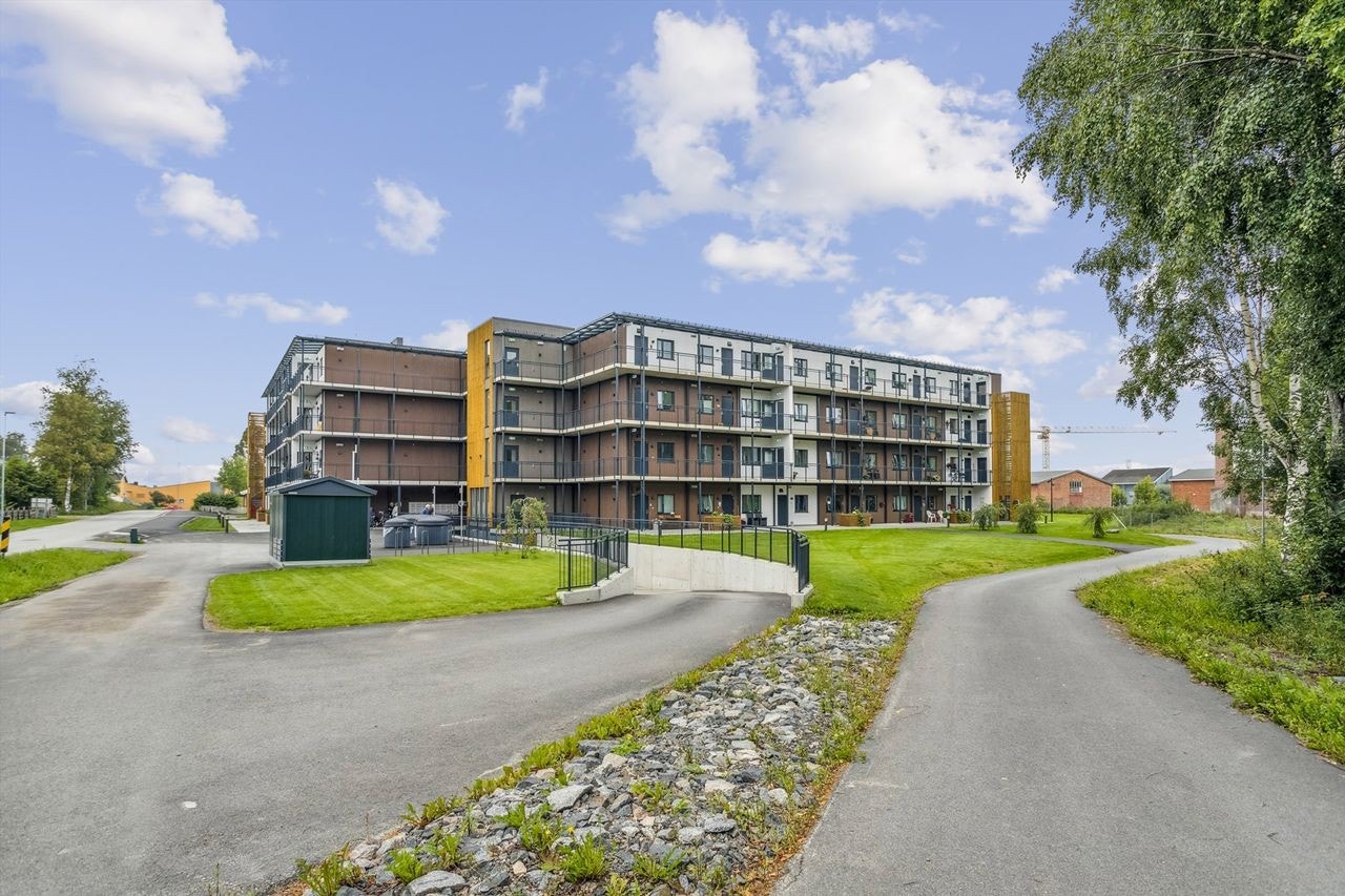 Nedkjøring til parkeringskjeller og gangveg ned til Løten sentrum på høyre side. Galleribilde