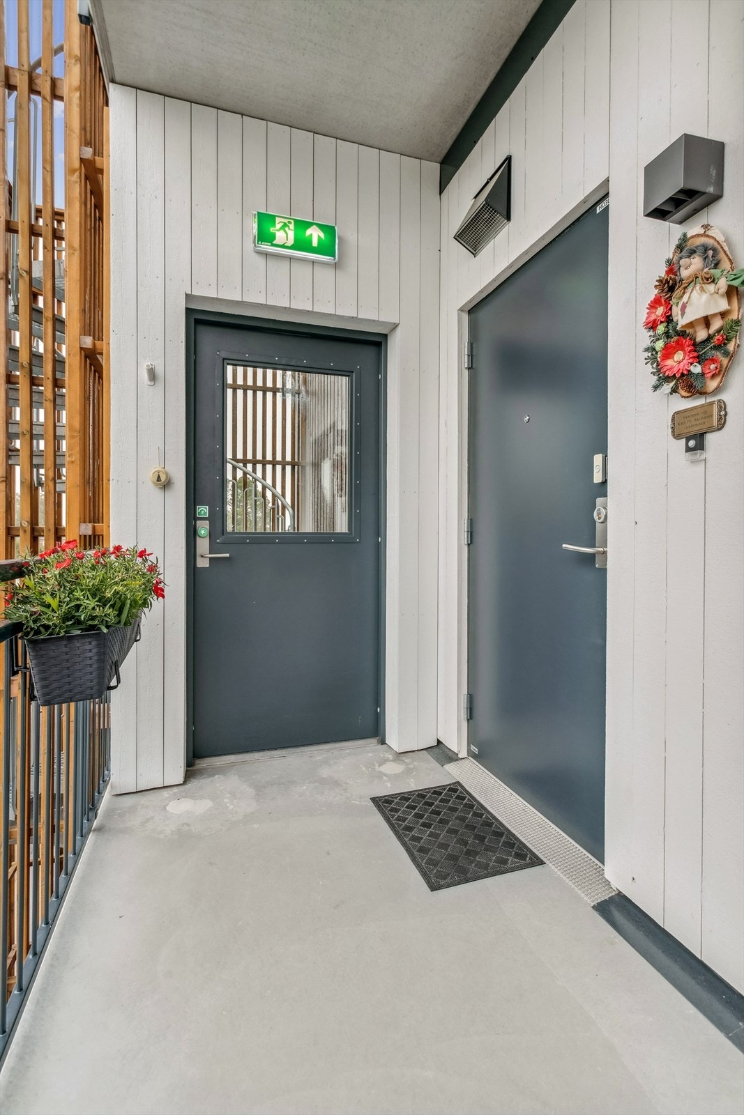 Adkomst til leiligheten fra utvendig, overbygget svalgang! Galleribilde