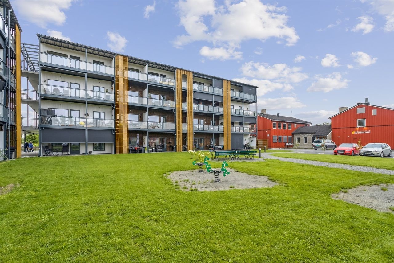Pent opparbeidede fellesarealer, og Kilde Gjestgiveri som nærmeste nabo! Leiligheten ligger på enden, i 3.etasje, markert med rød pil. Galleribilde