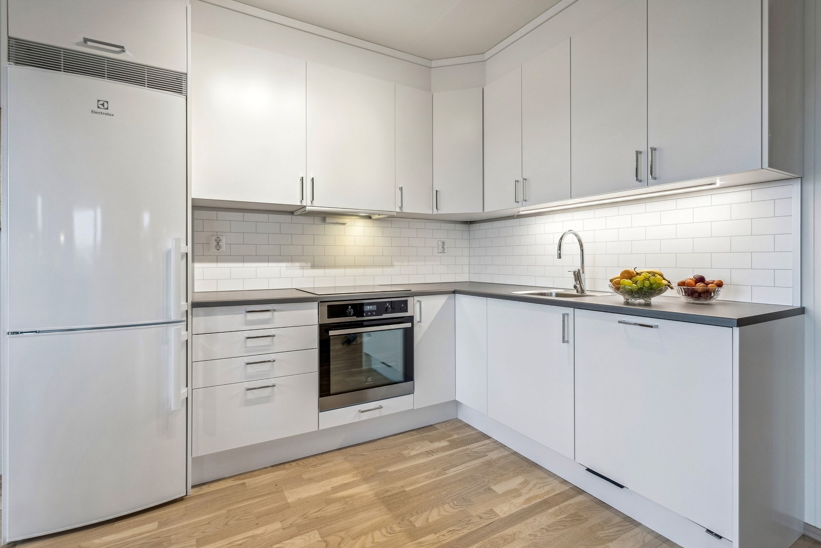 Ventilator montert over platetopp med avtrekk via balansert anlegg. Galleribilde