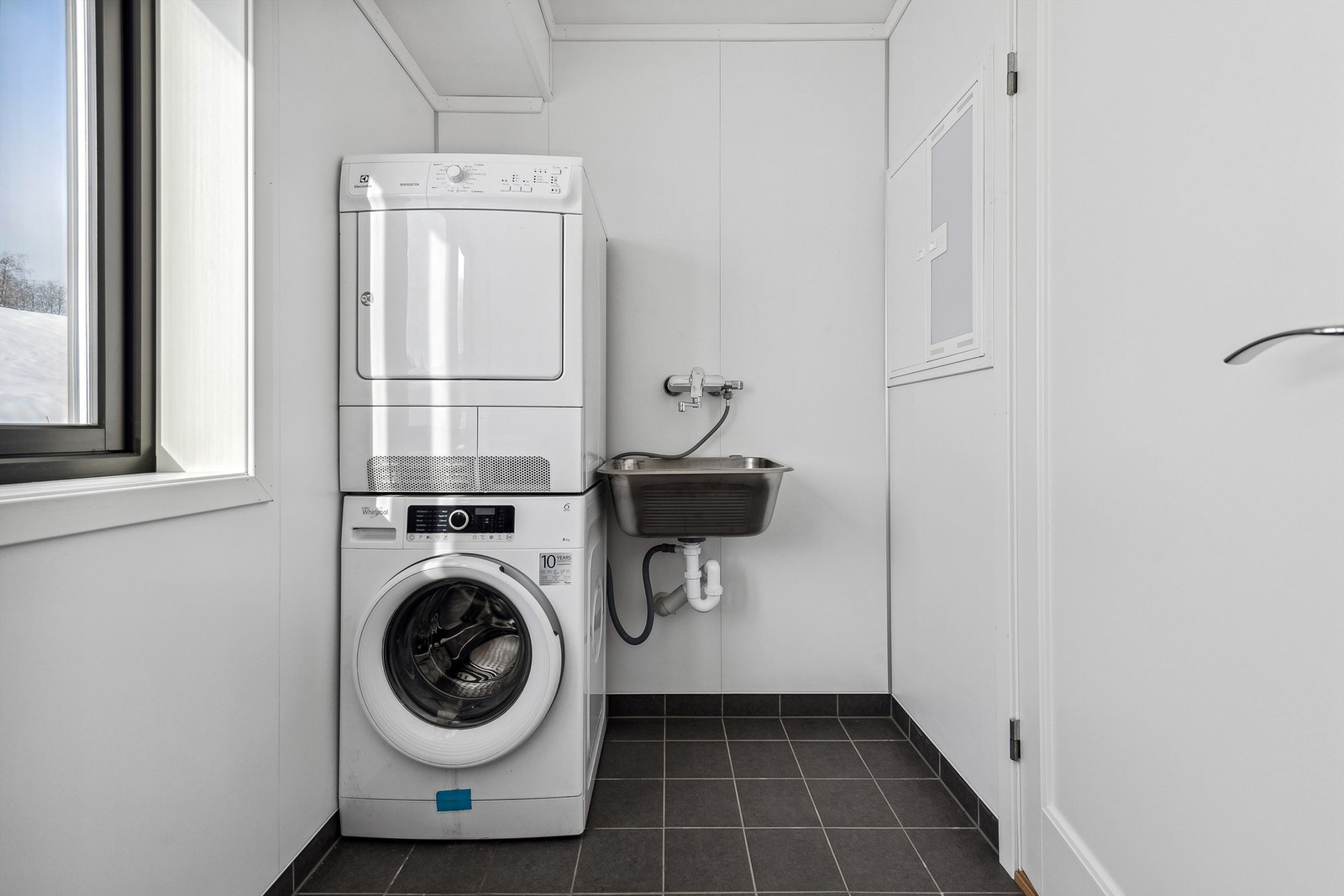 Veldig praktisk med eget vaskerom. Dette ligger innenfor badet. Galleribilde