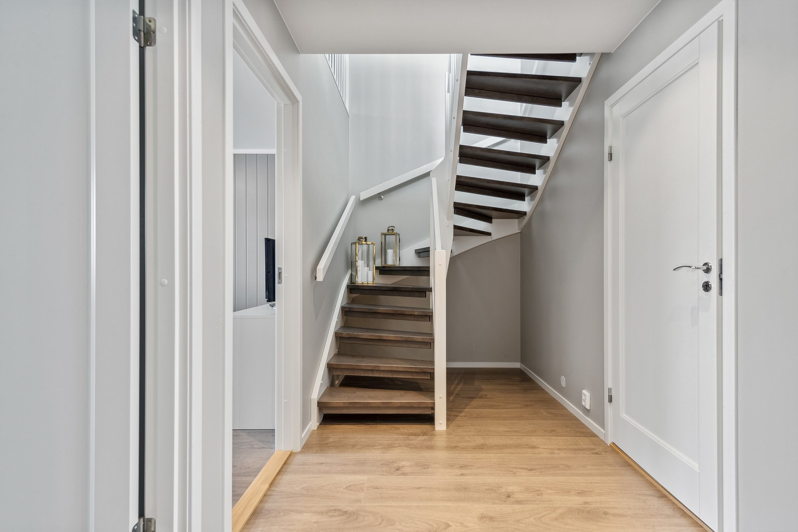 1. etasje med tre gode soverom, bad og vaskerom. Adkomst til 2. etasjen. Galleribilde