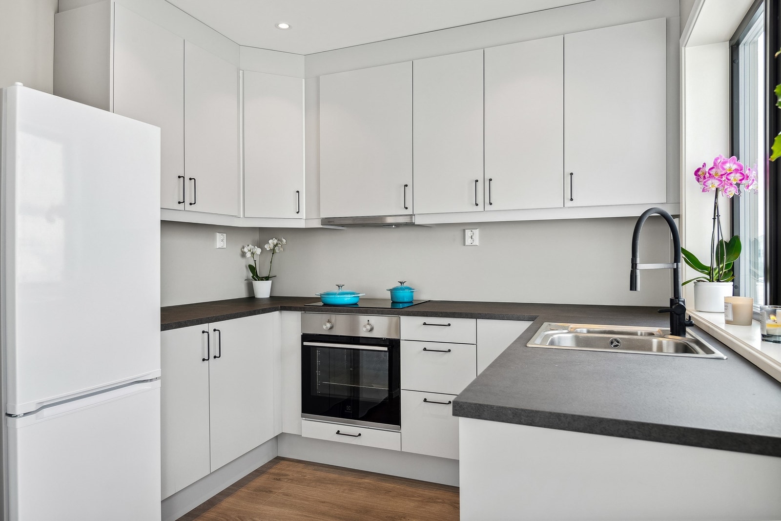 Over- og underskap med god plass for oppbevaring. Galleribilde