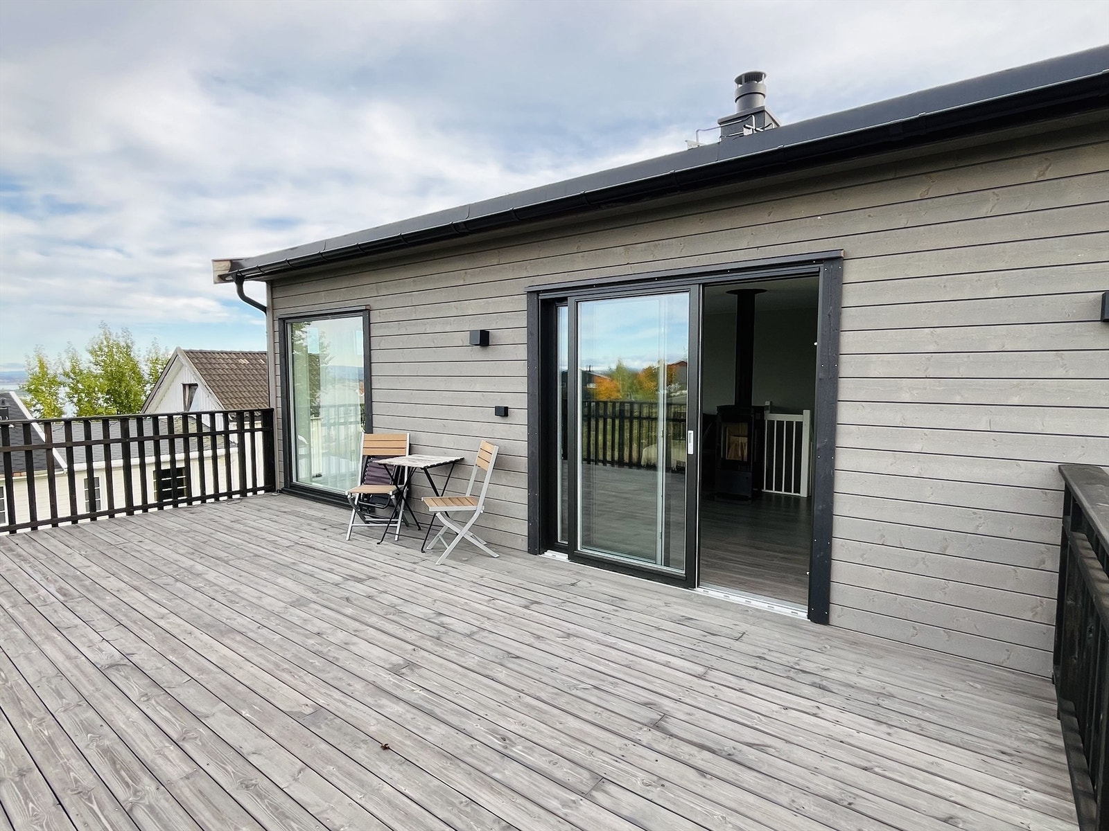 Verandaen er åpen og mange møbleringsmuligheter. Galleribilde