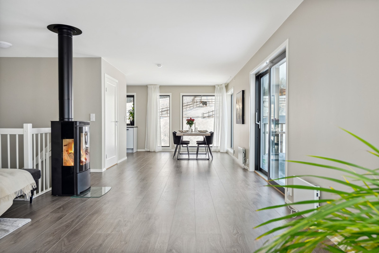 Utgang til en stor veranda over carporten via skyvedør. Galleribilde