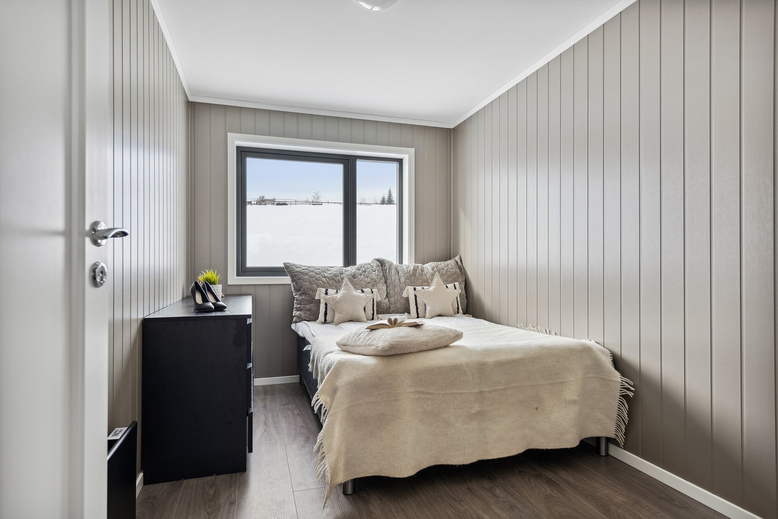 Soverom 2 som har de samme fargevalgene. Galleribilde