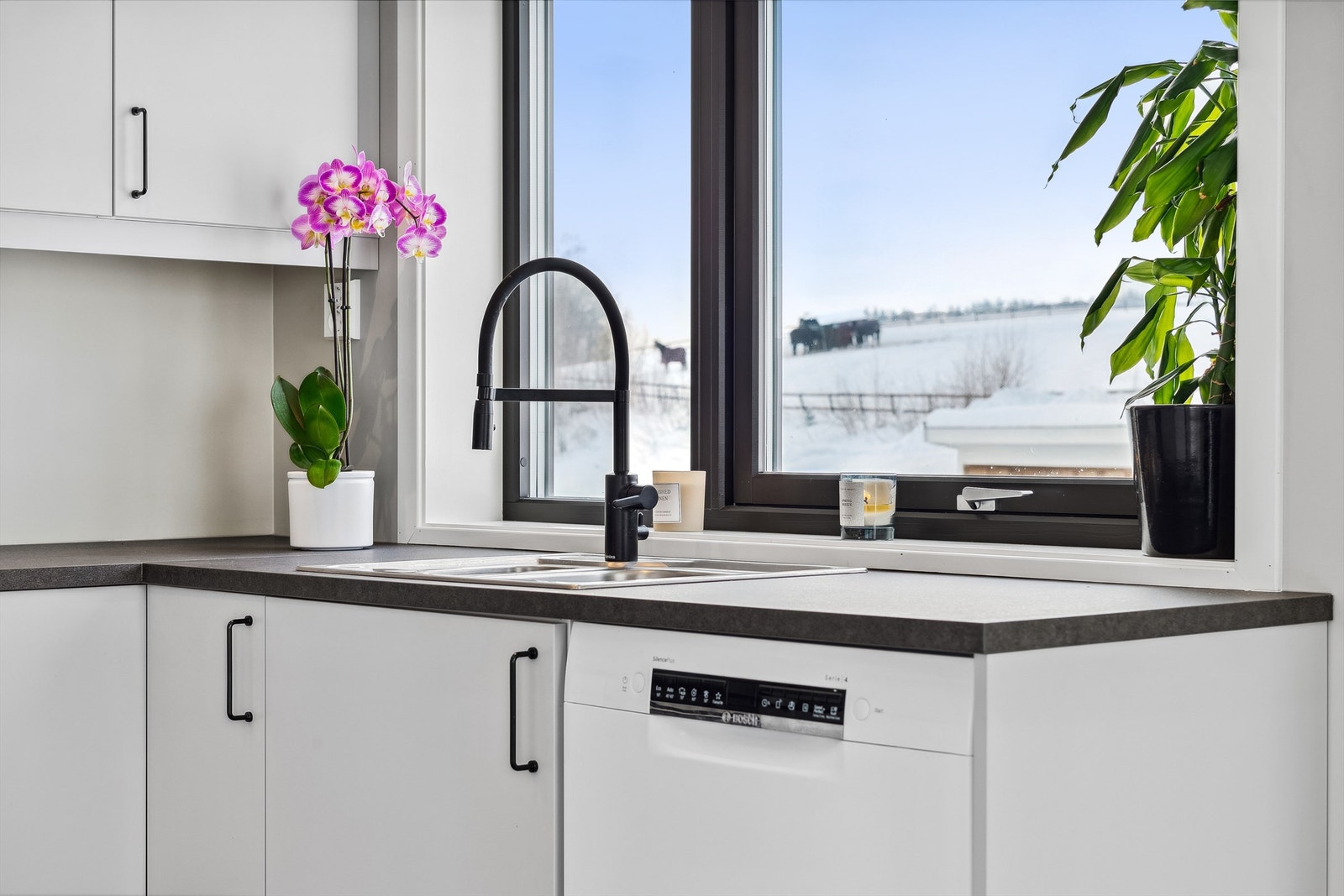 Det er valgt sort armatur som samsvarer med de sorte vinduene. Delikat. Galleribilde