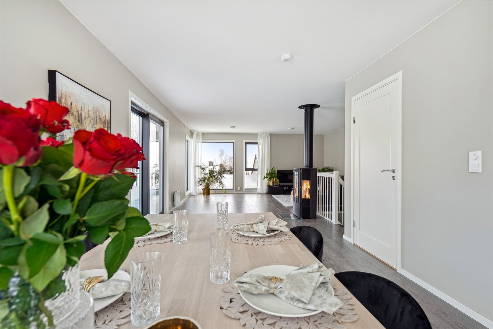 God plass for stort spisebord utenfor den fine kjøkkenløsningen. Galleribilde