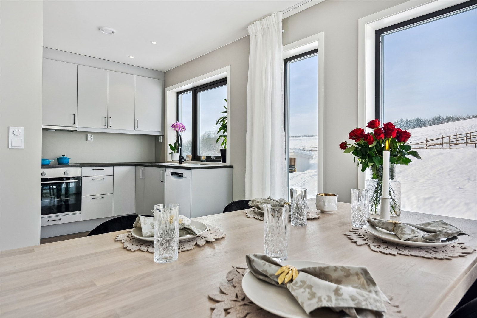 Det er montert downligts for godt arbeidslys og hyggelig atmosfære. Galleribilde