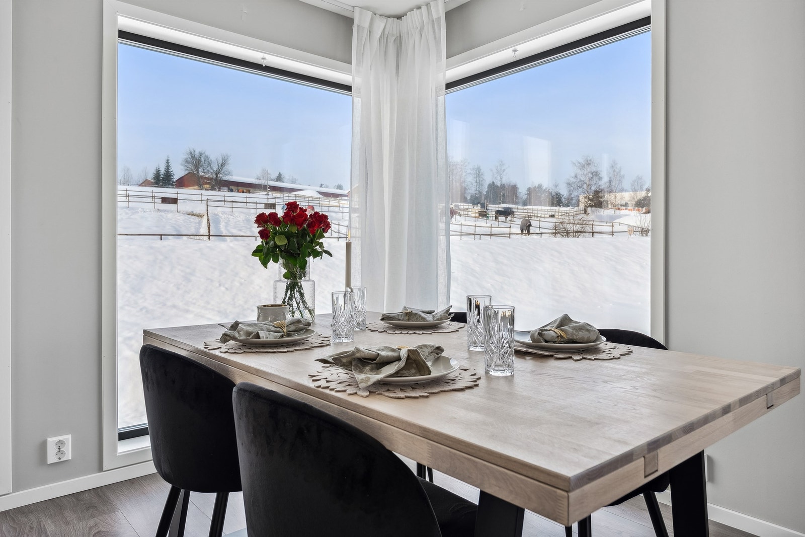 Nydelig utsikt mot Starum og hestesenteret. Galleribilde