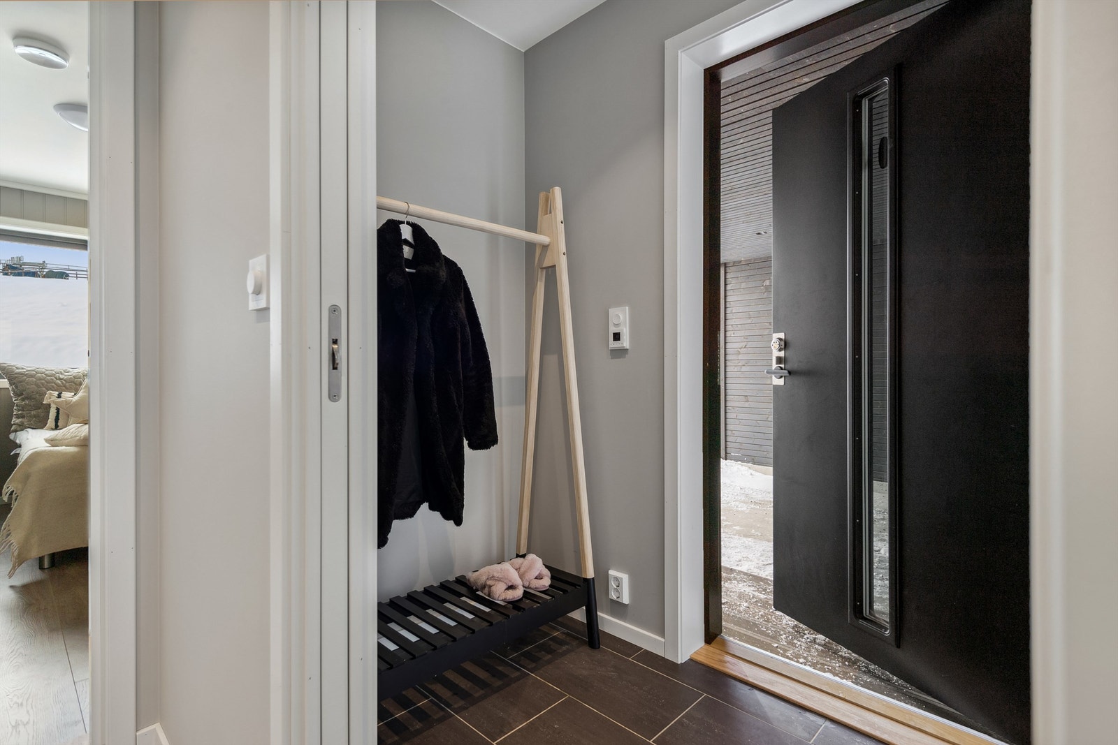 Velkommen inn! Det første som møter deg er en flislagt gang med varmekabler. Galleribilde