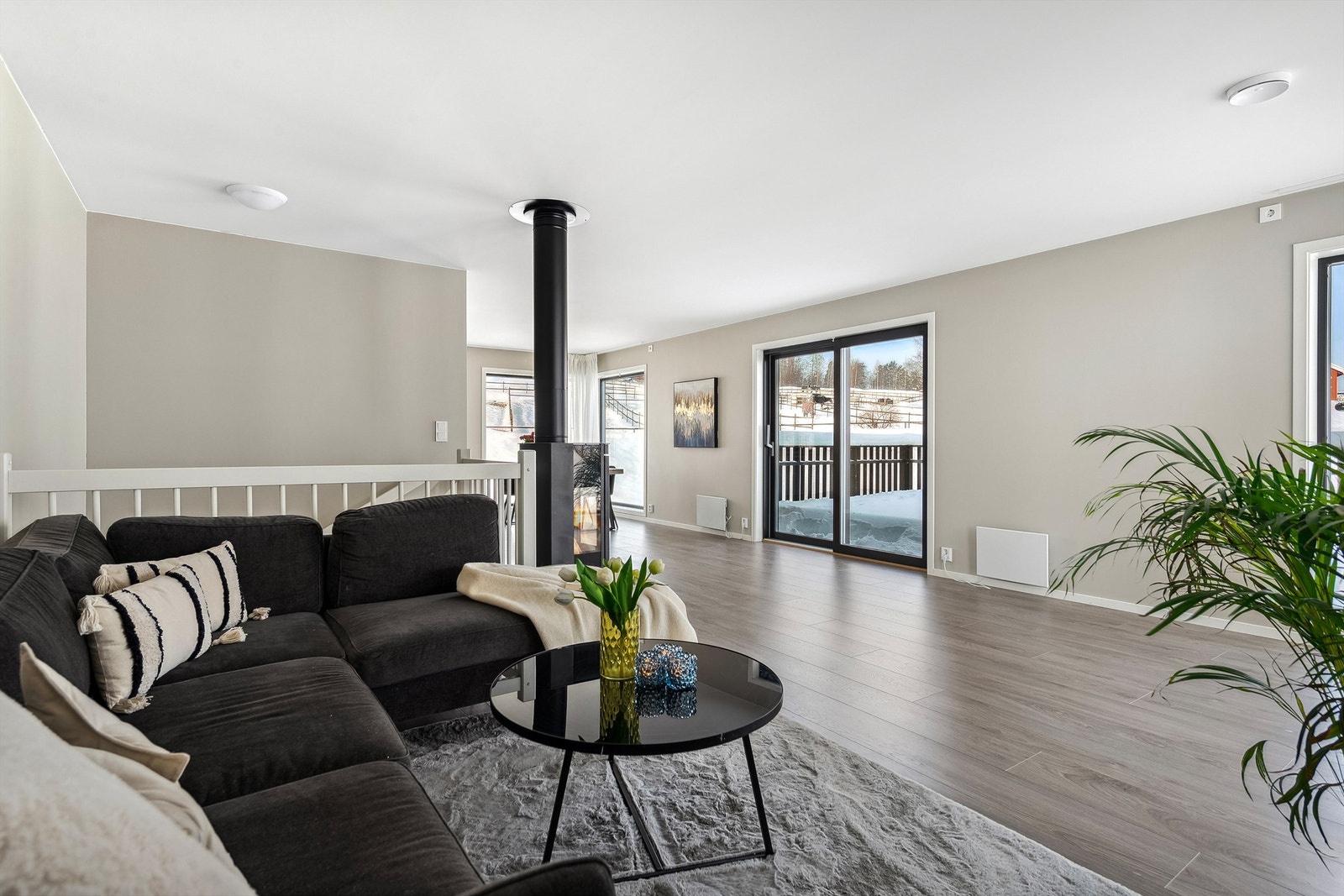 Velkommen til Starumsvegen 56! Her finner vi en lys og delikat stue med gulv til tak vinduer. Dette gir godt med lysinnslipp. Boligen har også balansert ventilasjon med varmegjenvinning som sørger for optimalt inneklima. Galleribilde