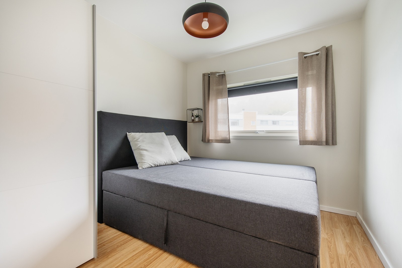 Leiligheten har et gode soverom med garderobe. Rommet lar seg enkelt møblere med seng, nattbord og garderobeløsning. Galleribilde