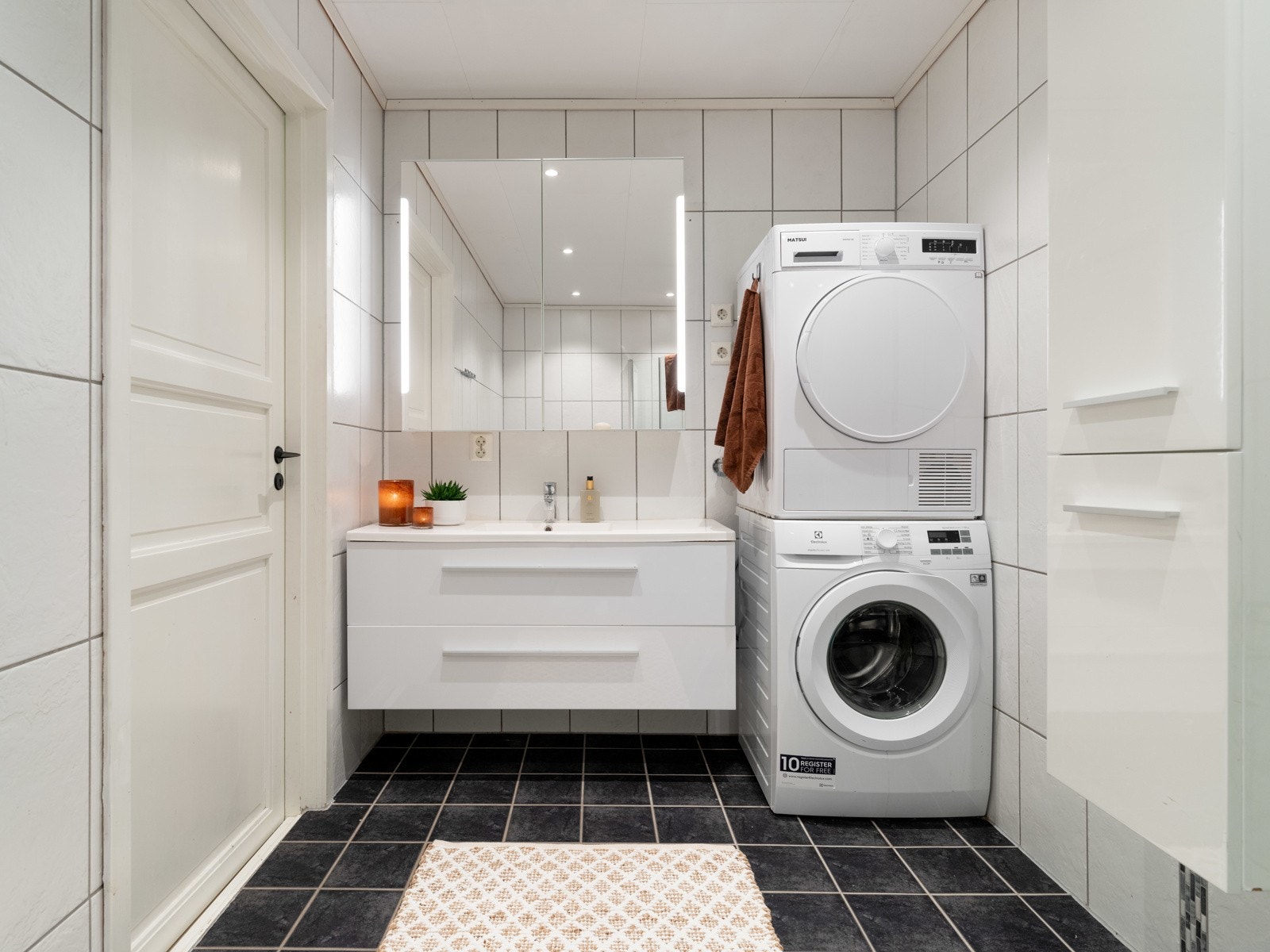 Badet har opplegg for både vaskemaskin og tørketrommel. Galleribilde