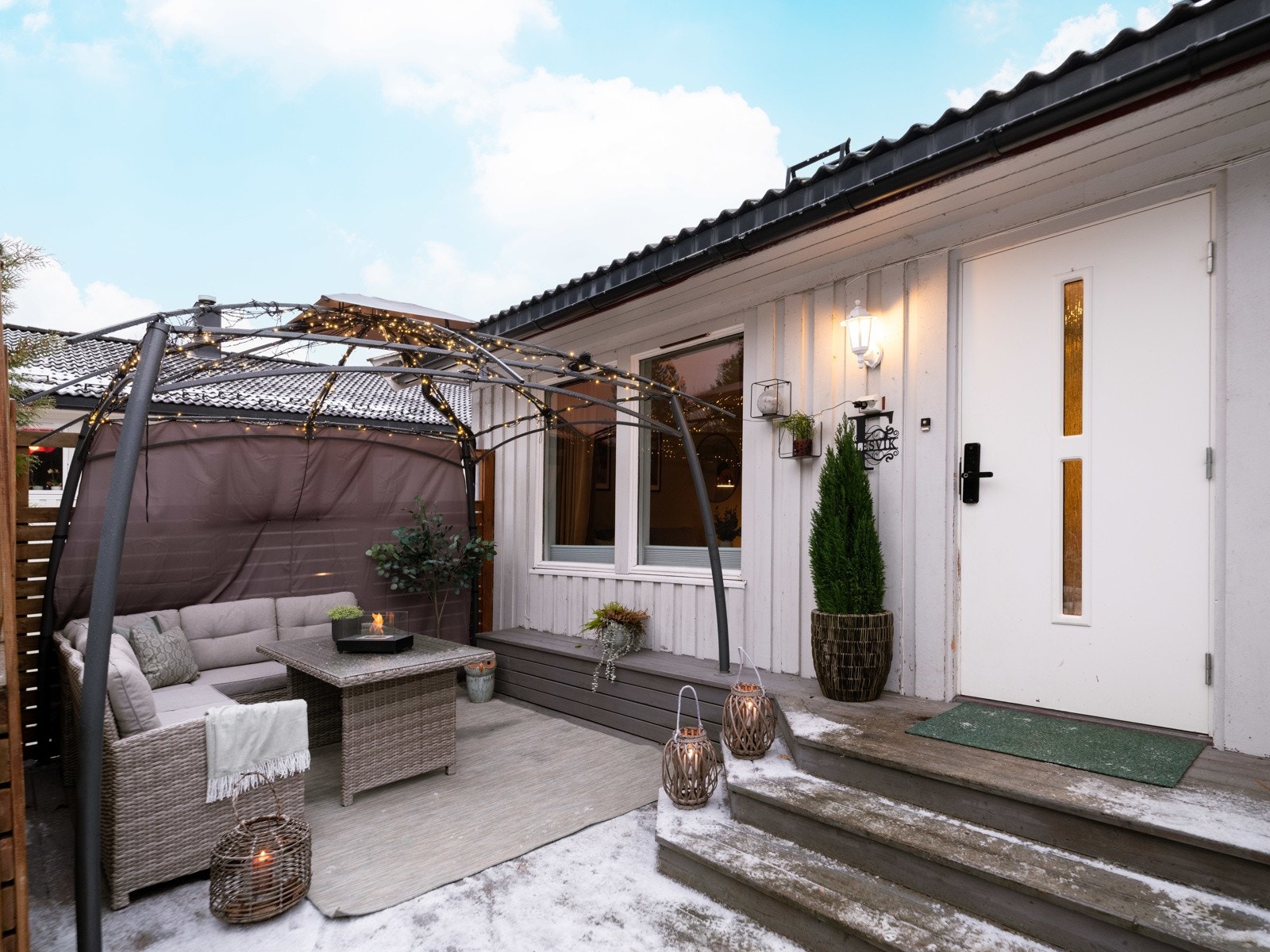Terrassen ved inngangspartiet måler 19,2 kvm. Galleribilde